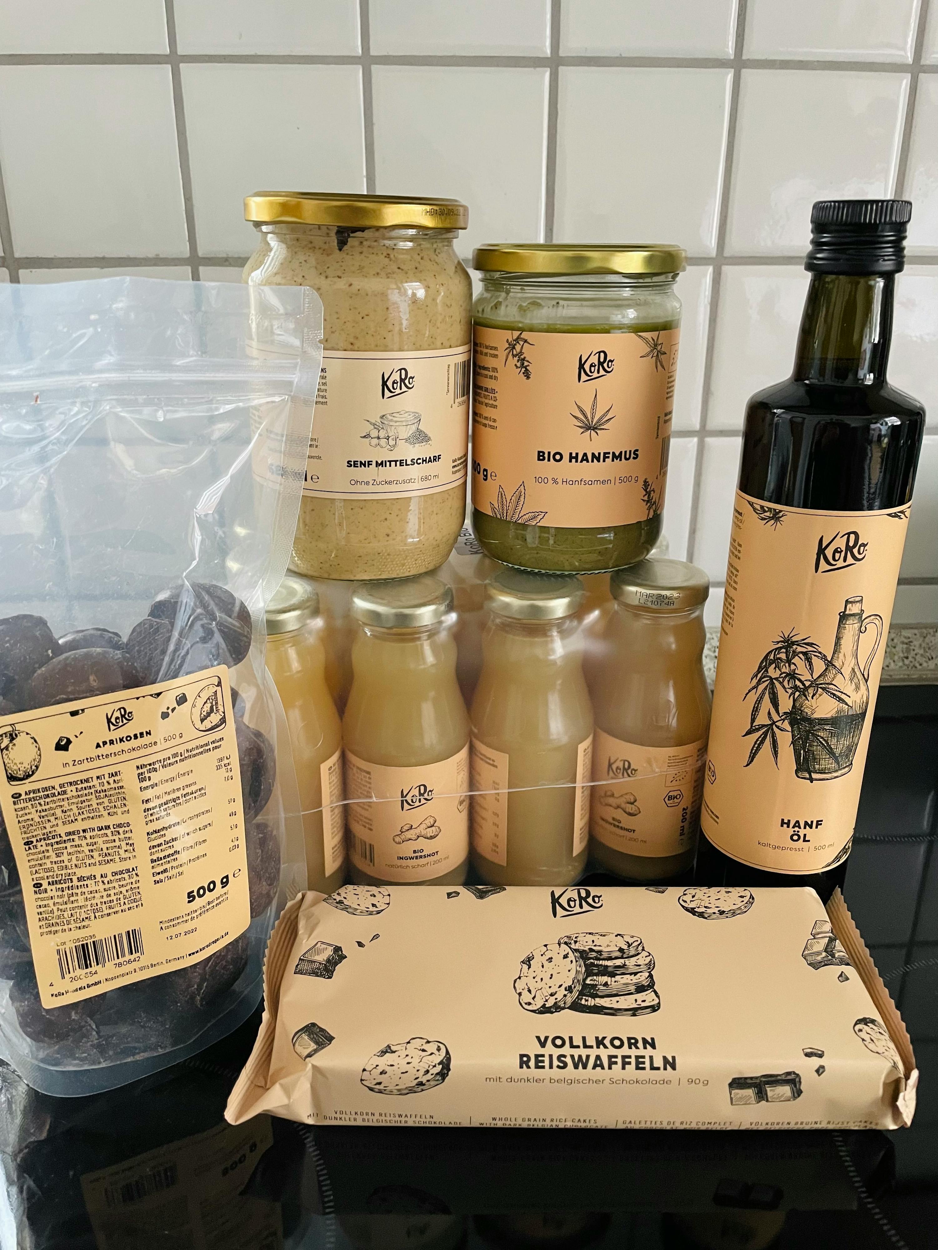 un gros morceau de chocolat est assis à côté d' une bouteille d' huile de graines de chanvre