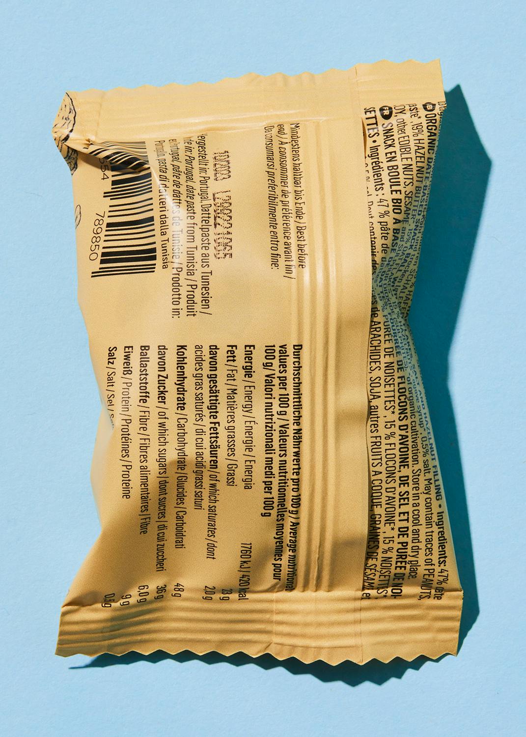 l' arrière de l' emballage d' une barre de chocolat avec un code-barres visible