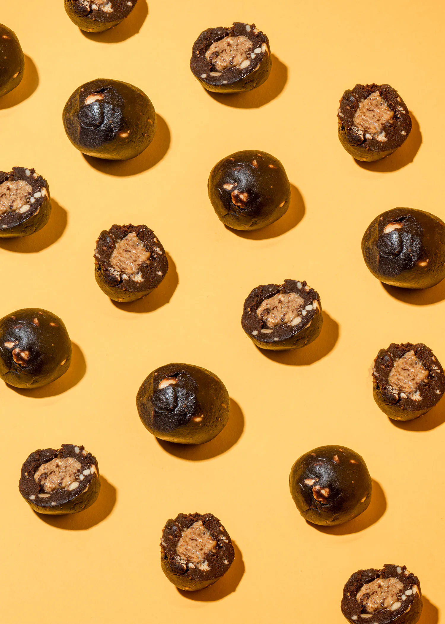 un motif de biscuits noirs sur fond jaune