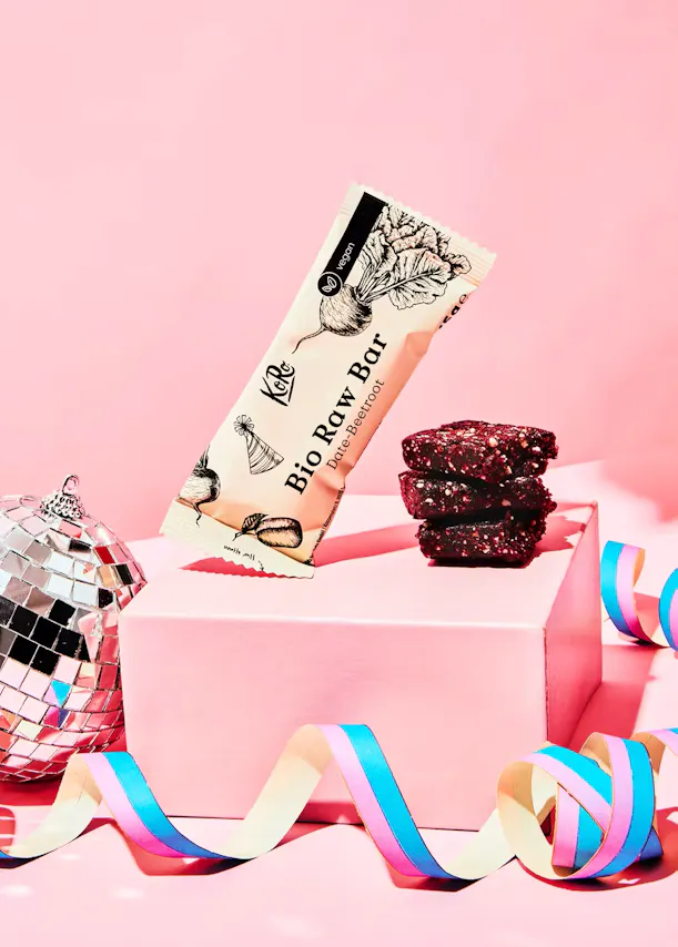 une barre bio row bar assise sur une boîte rose