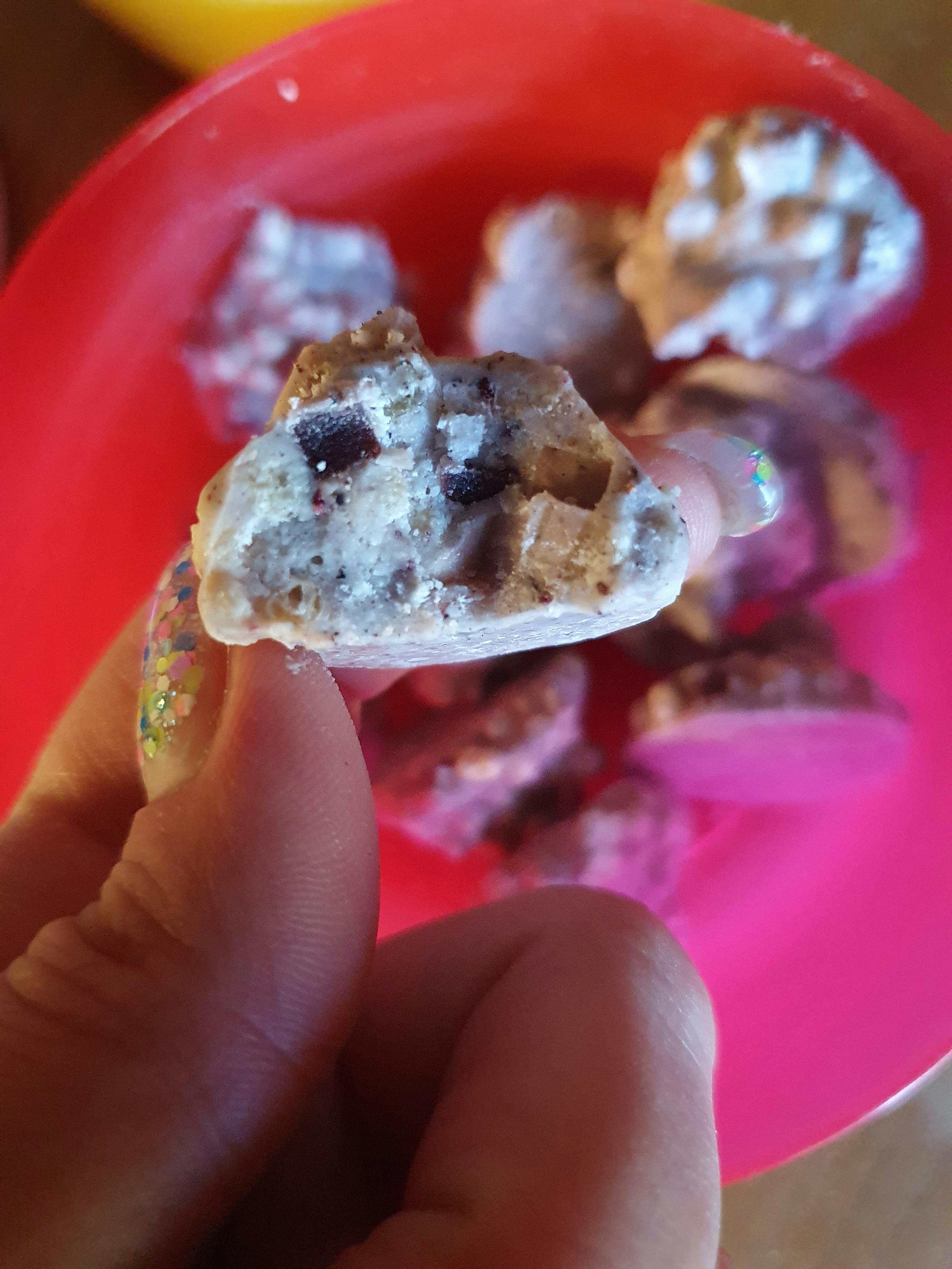 Eine Person hält einen Stück Schokolade in der Hand