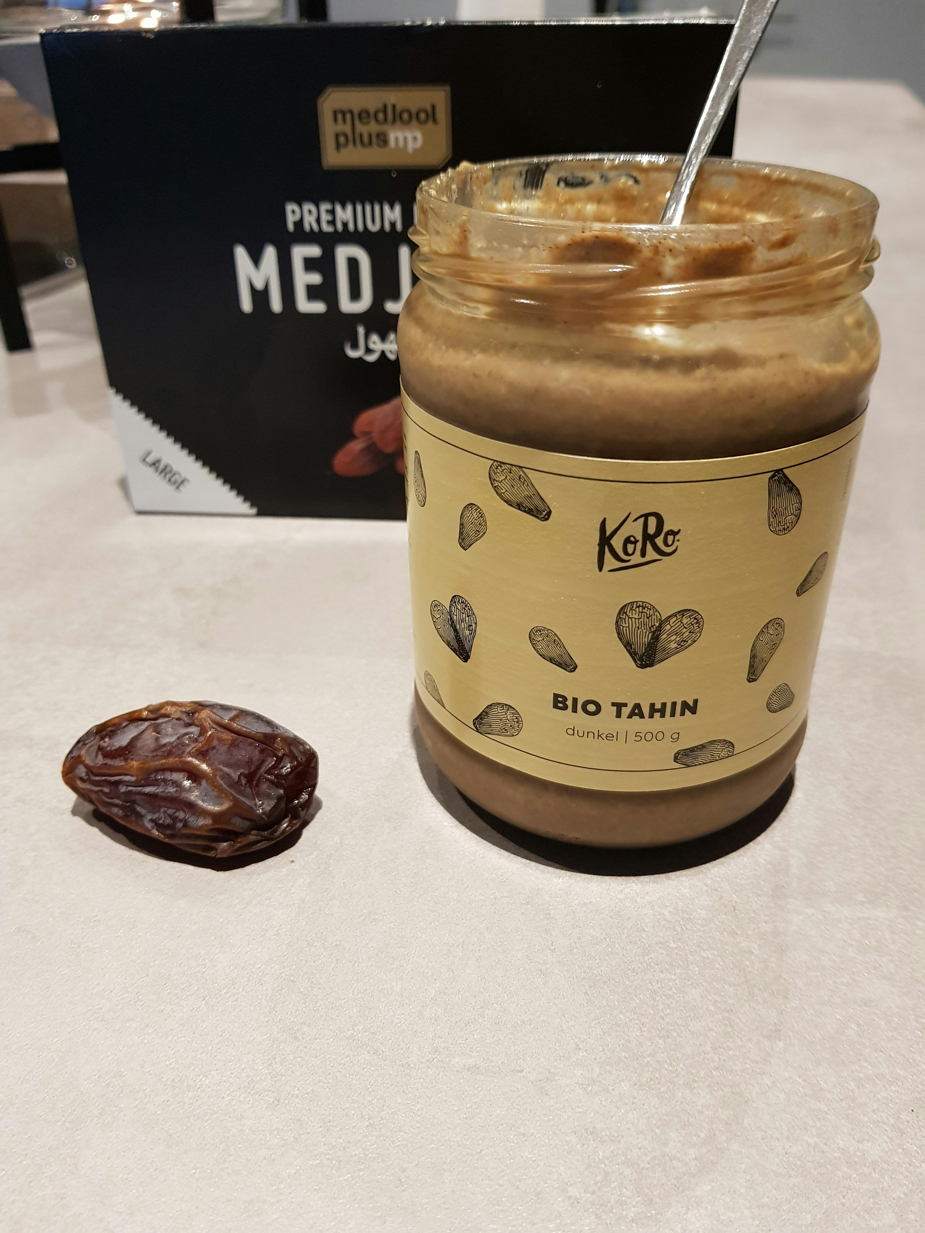 un bocal de beurre d' arachide bio avec une cuillère à l' intérieur