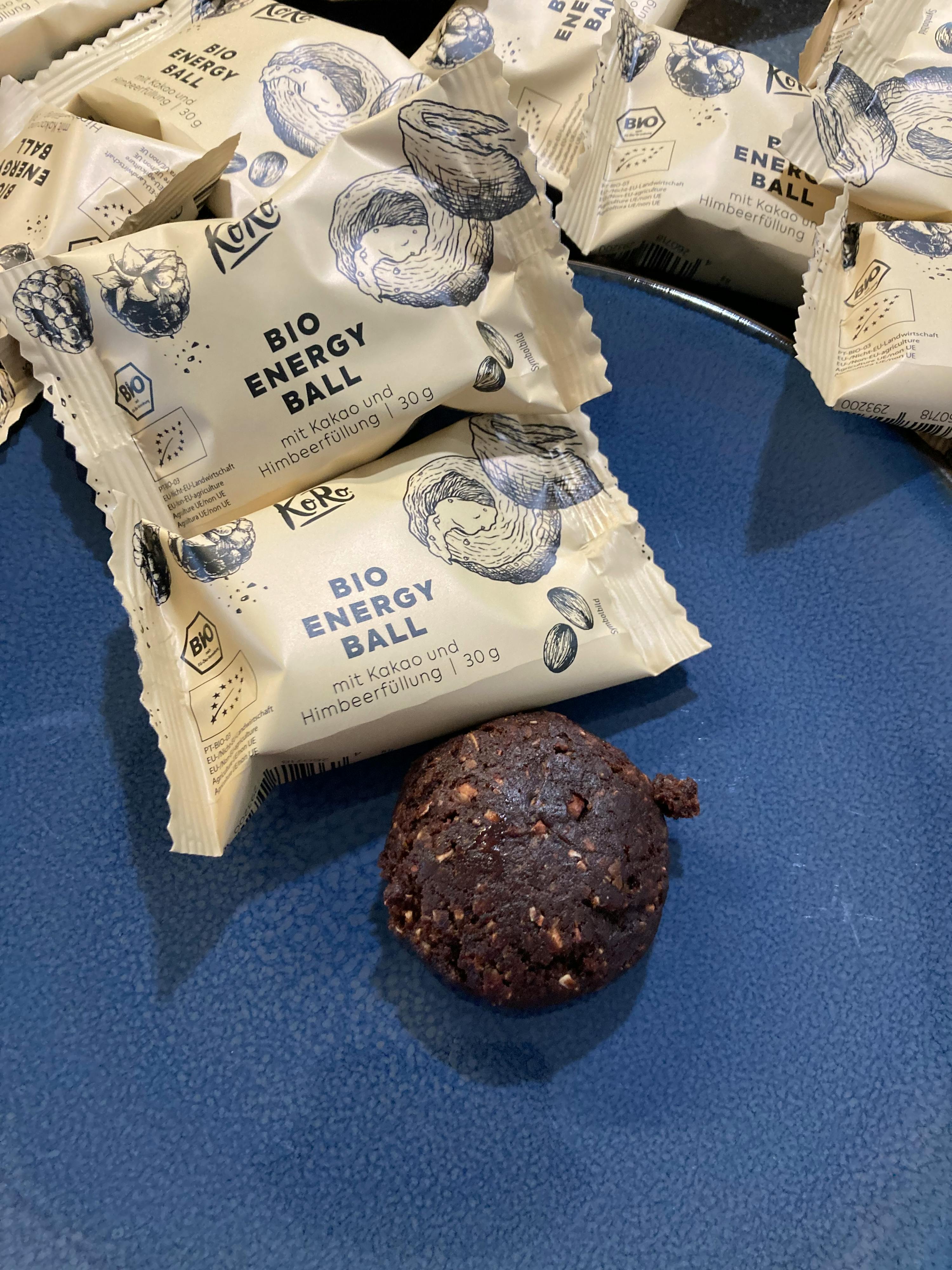 un sacco di bio energy ball è seduto su un tavolo blu