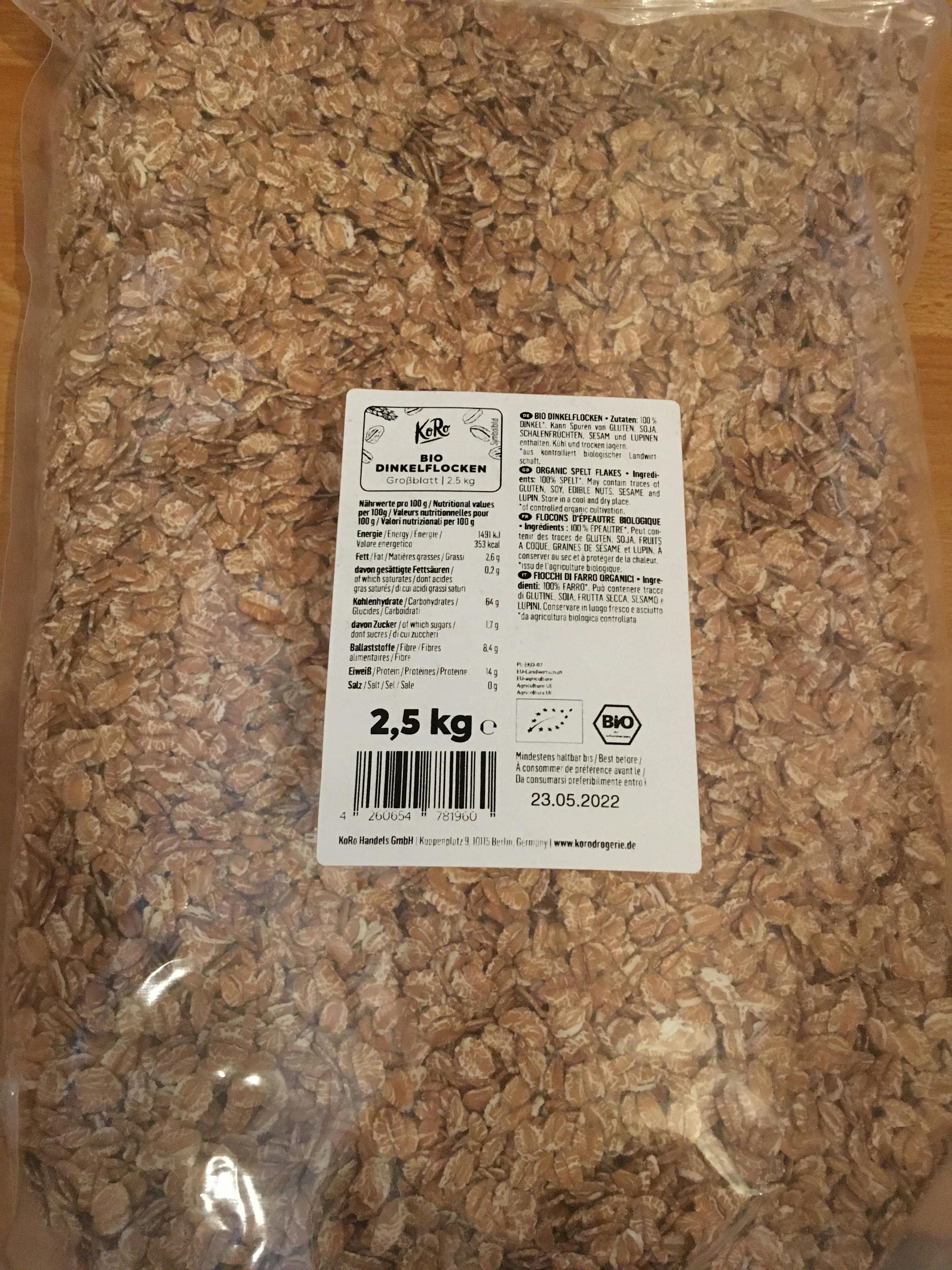 eine Tüte Haferflocken steht auf einem Holztisch