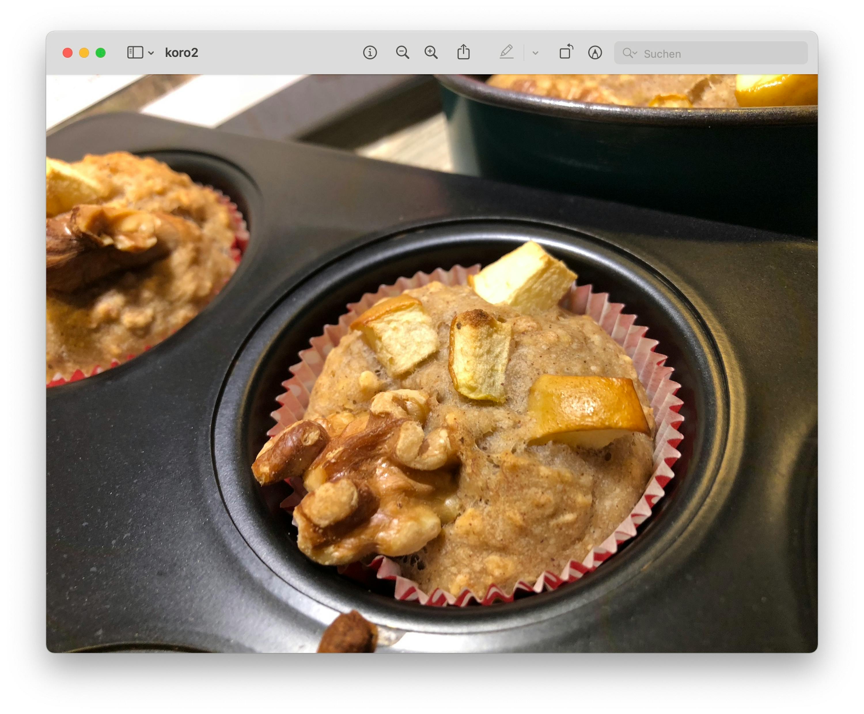 un muffin avec des pommes et des noix dans un moule à muffin