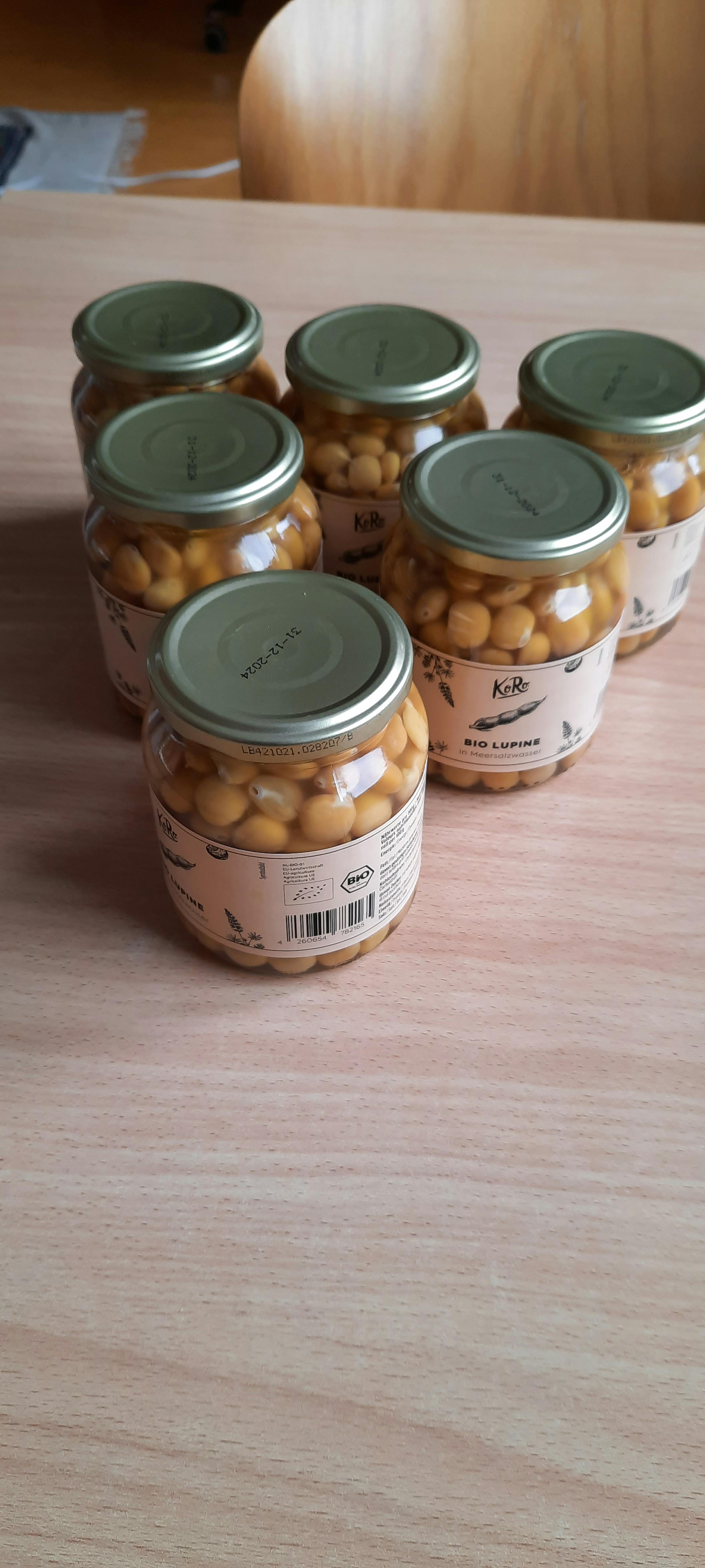 six bocaux de pois chiches sont empilés sur une table