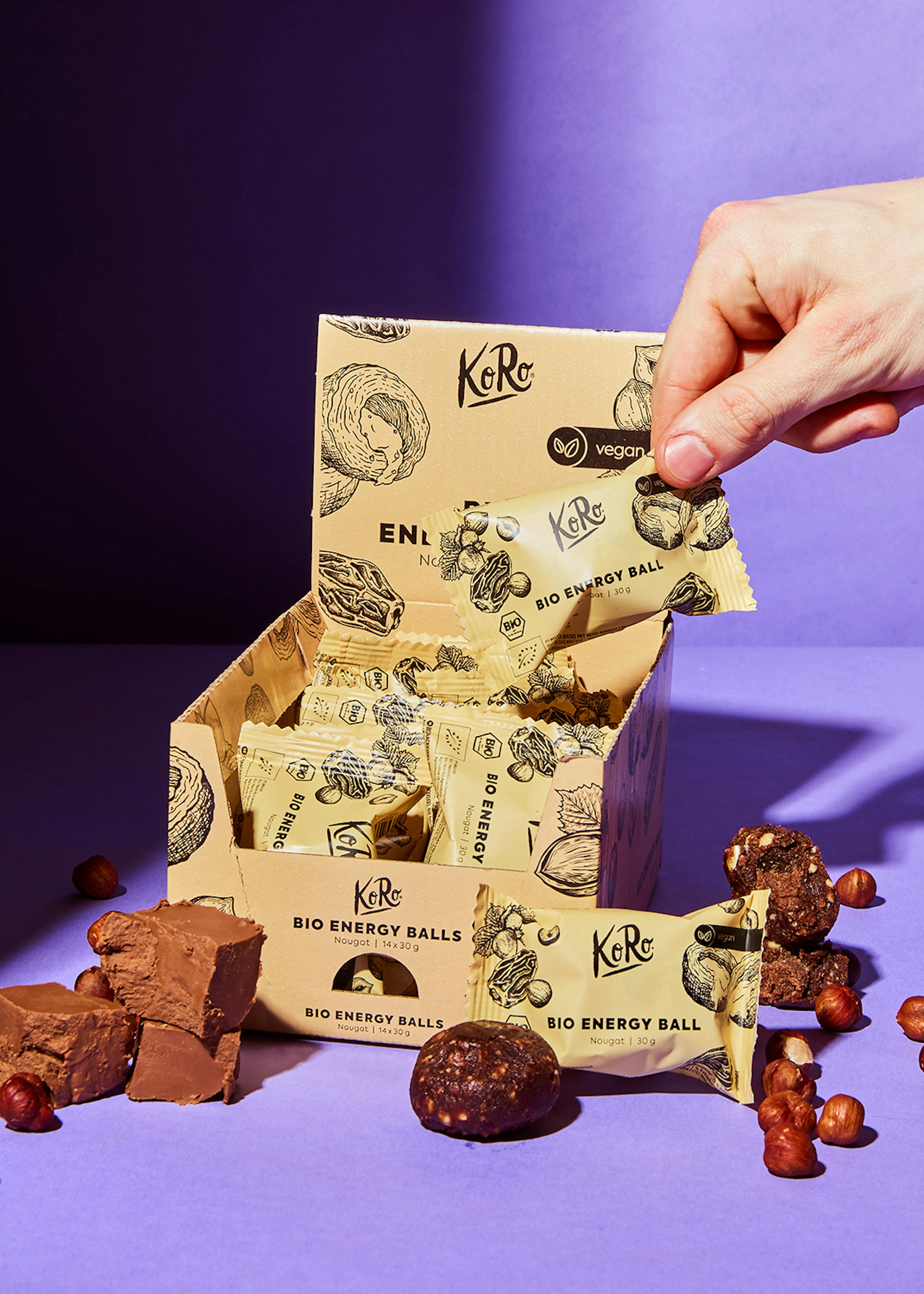 una persona tiene in mano una barretta di energia bio