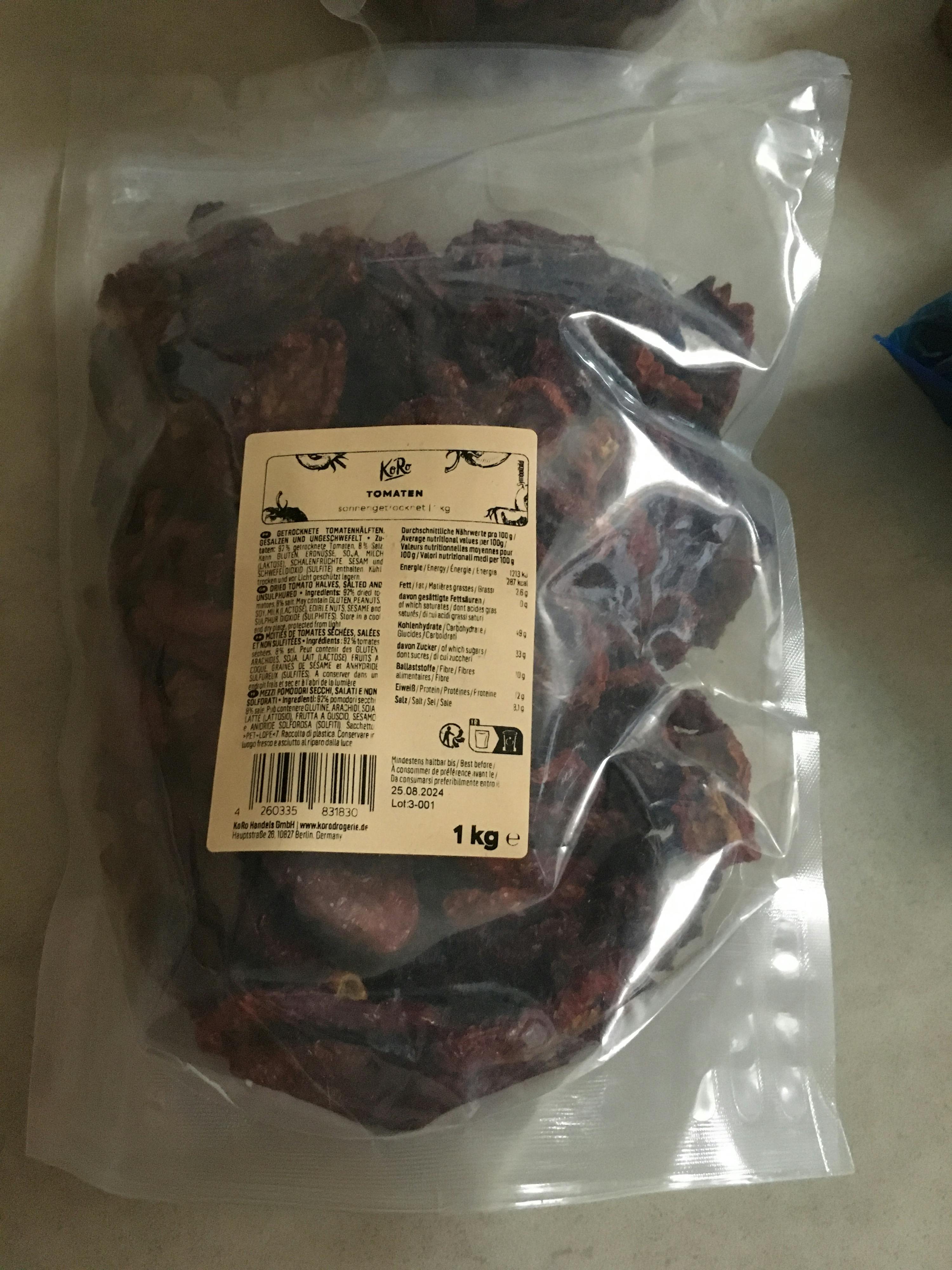 a bag of dried tomatoes with a label that says 1 kg