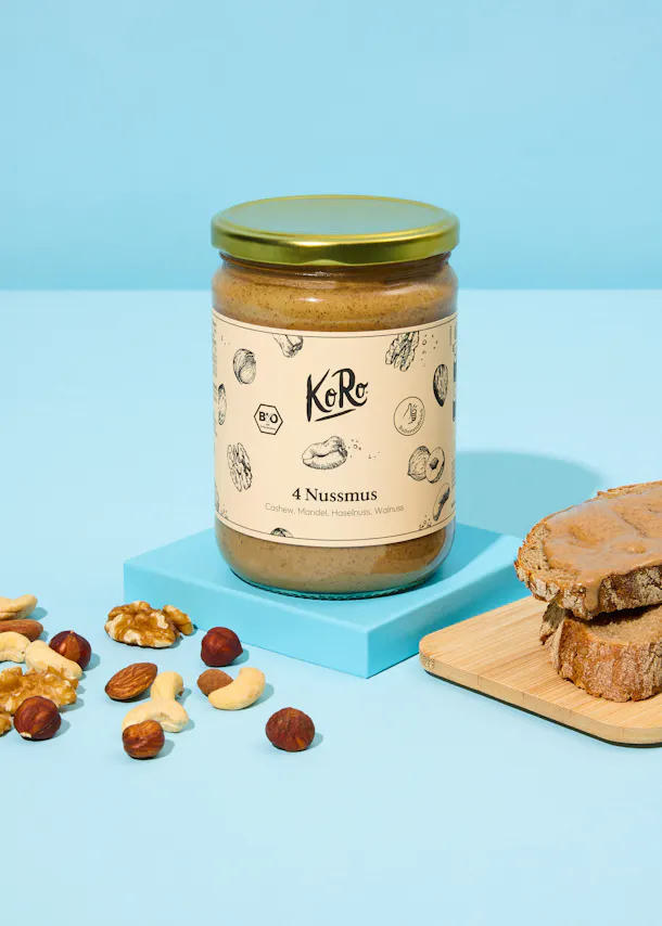 eine Flasche 4 Nussmus steht auf einem Tisch