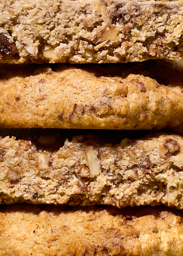 trois biscuits sont empilés les uns sur les autres