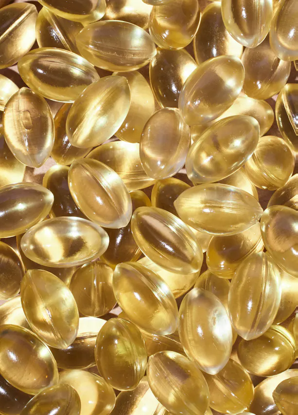 ein Haufen gelber Pillen , die wie Perlen aussehen