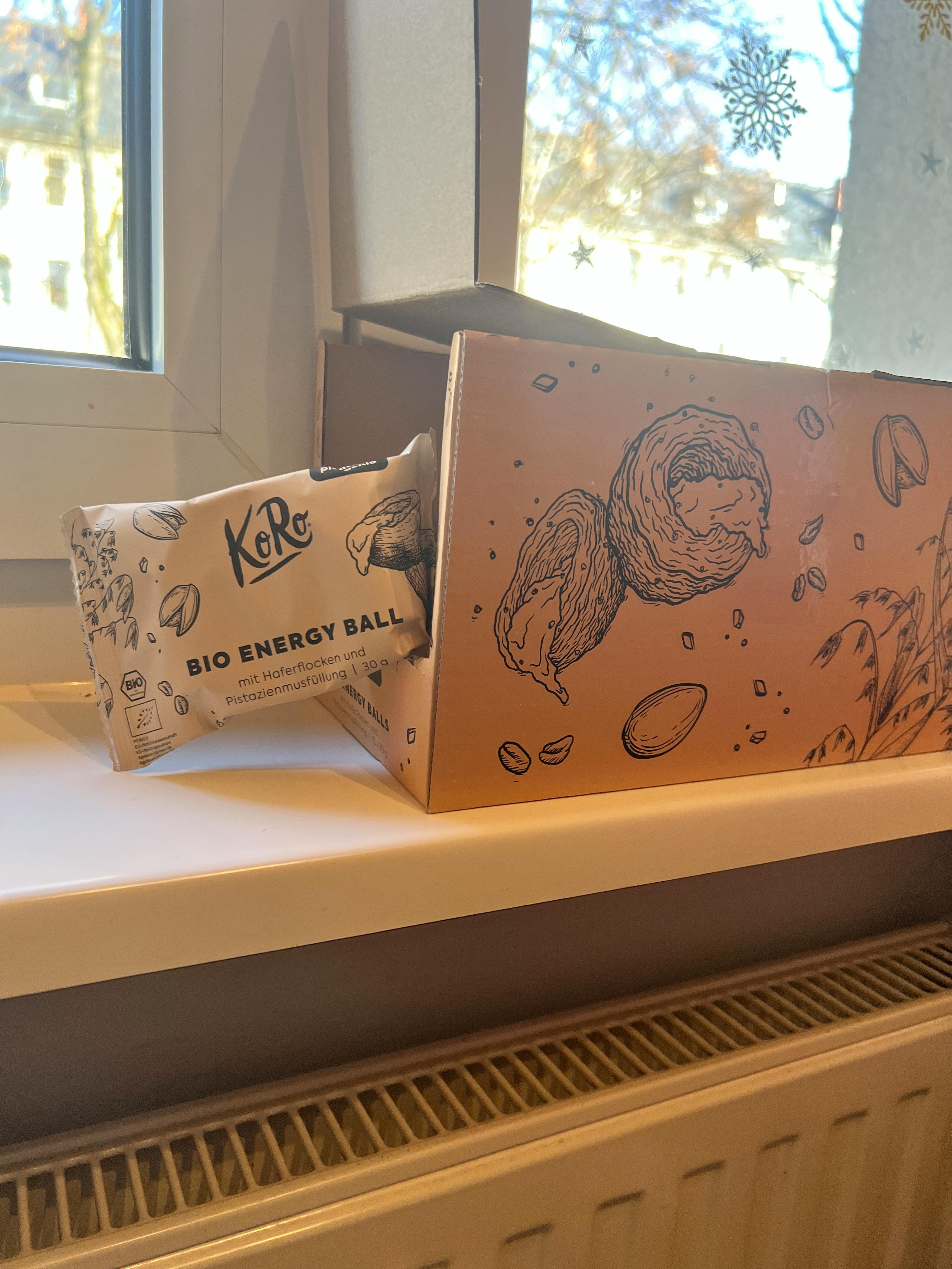 ein bio-energieball hängt an einer wand