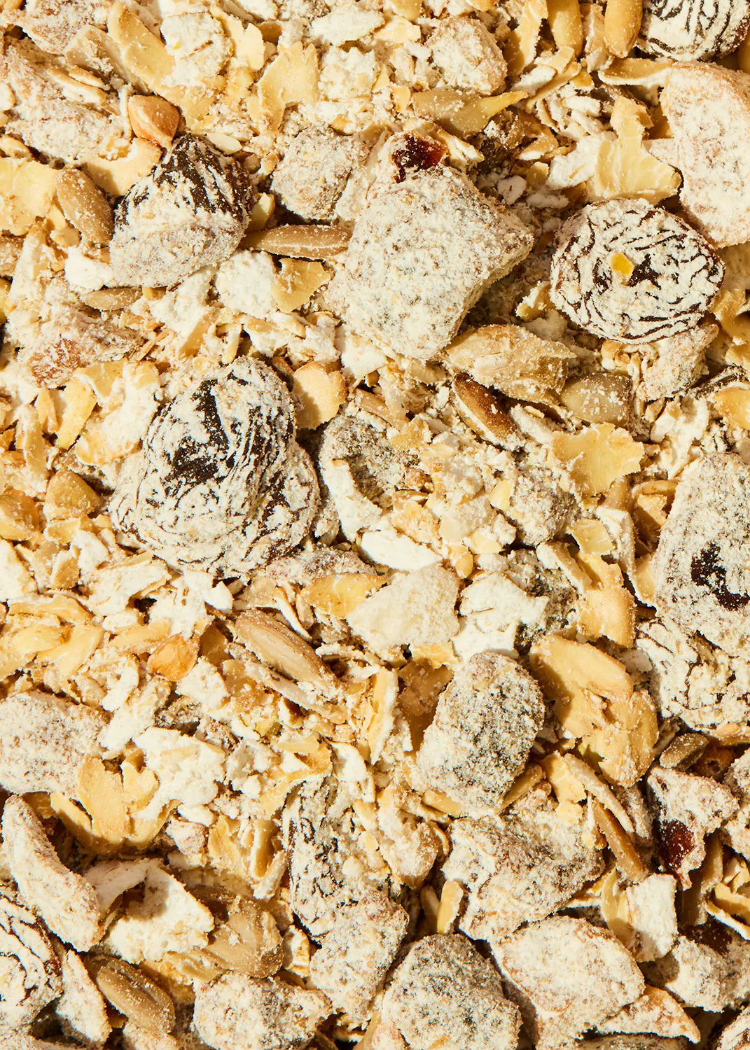 un gros plan d' un mélange de céréales avec des raisins et des amandes