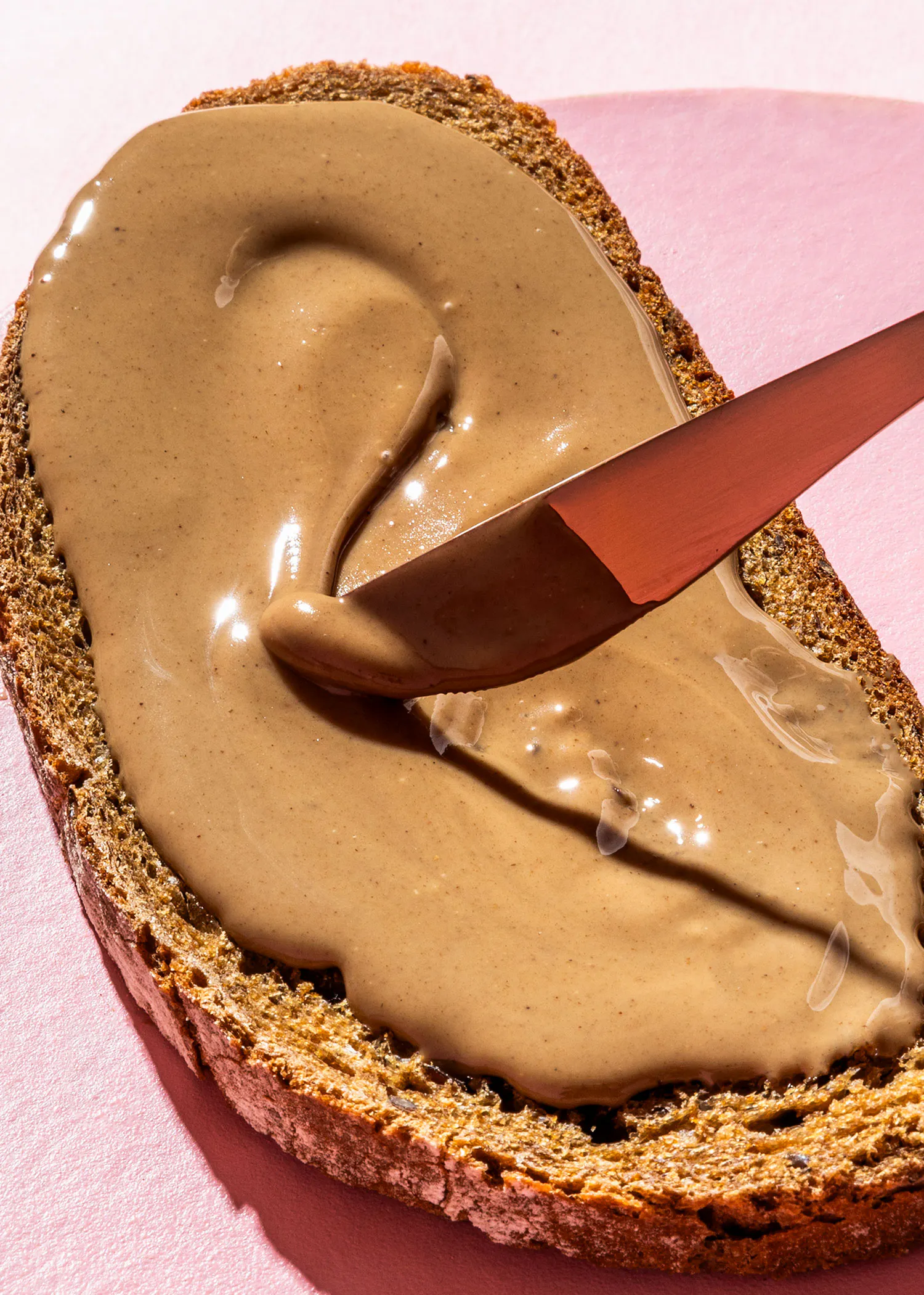 une tranche de pain avec du beurre de cacahuète sur elle