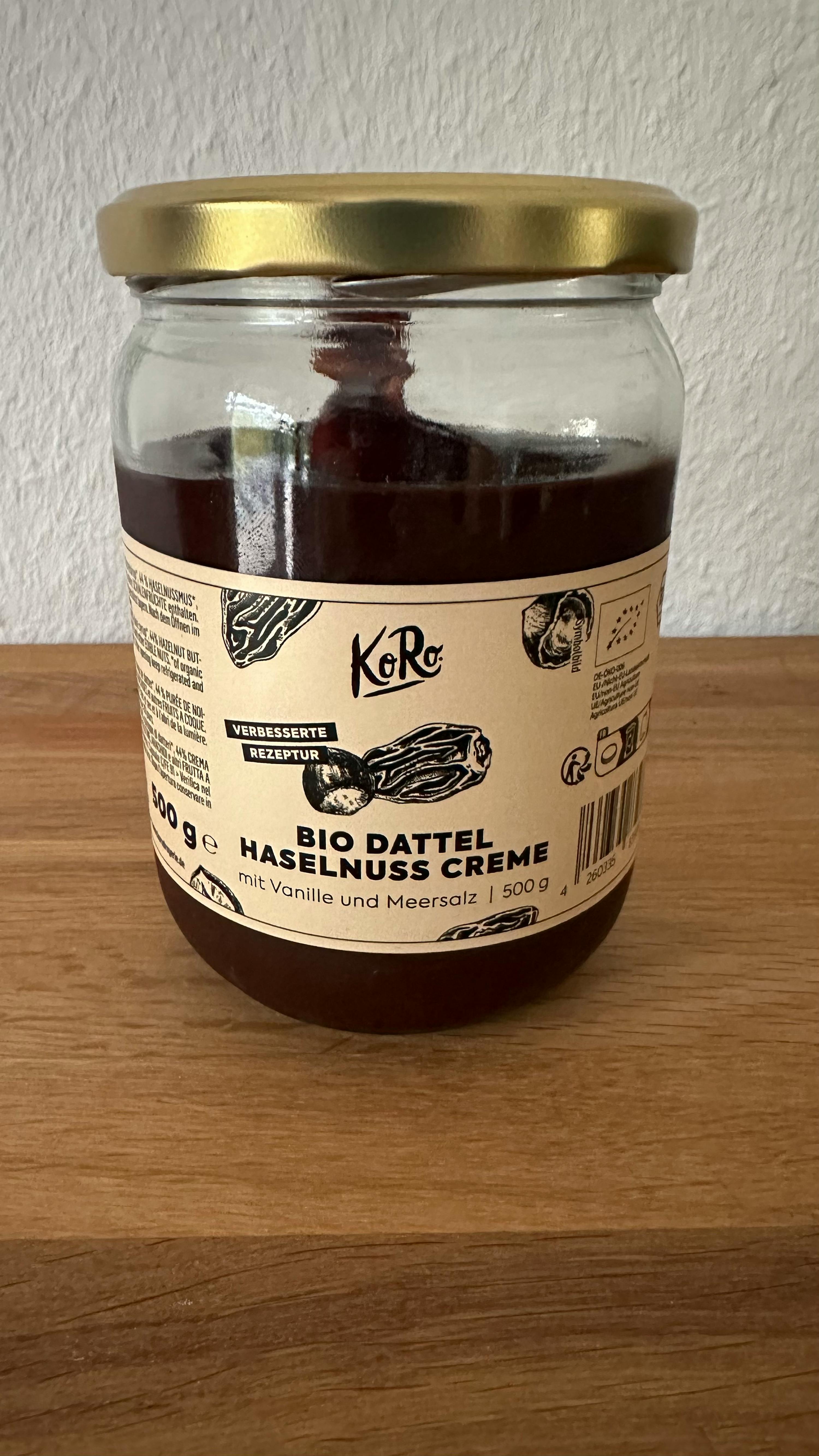 a jar with a label that says " bio dattel haselnusscreme "