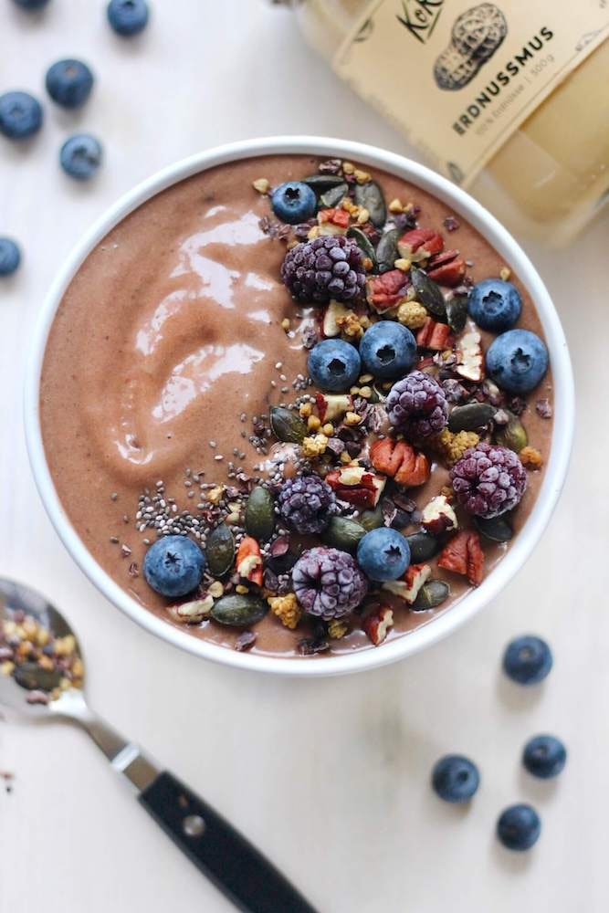 Smoothie-Bowl mit Banane &amp; Schoko | KoRo Germany