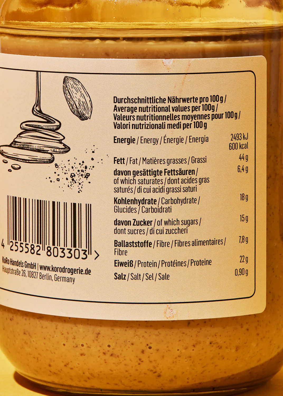 l' arrière d' un pot de beurre d' arachide montre les valeurs nutritionnelles moyennes pour 100g