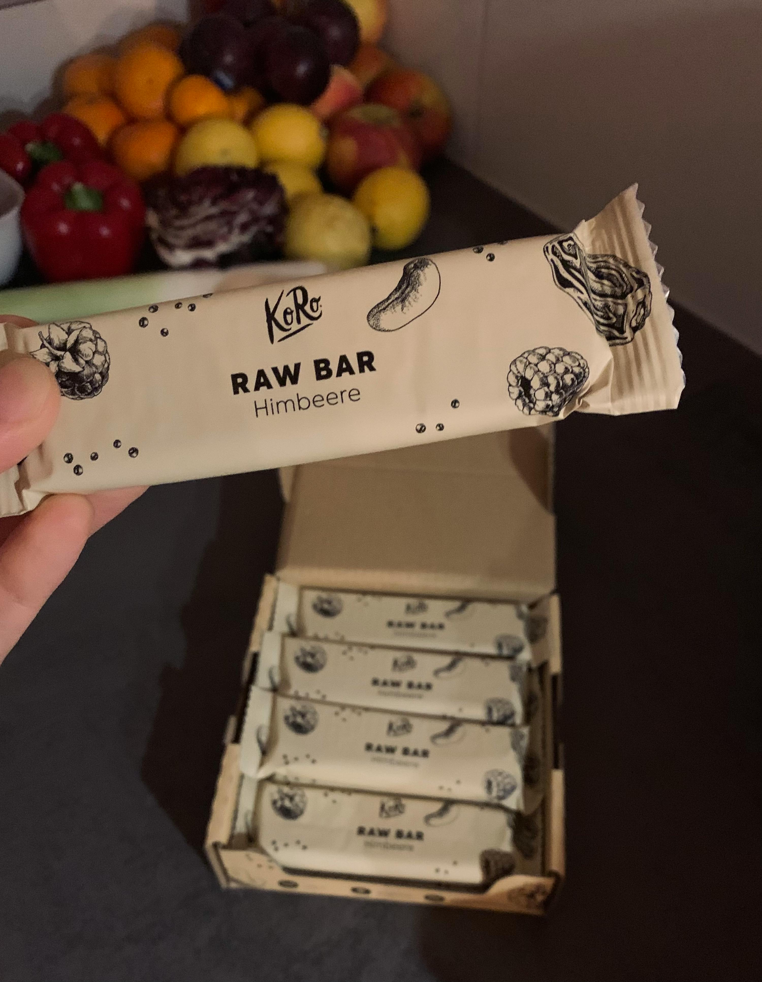 una persona tiene in mano un bar raw di lampone