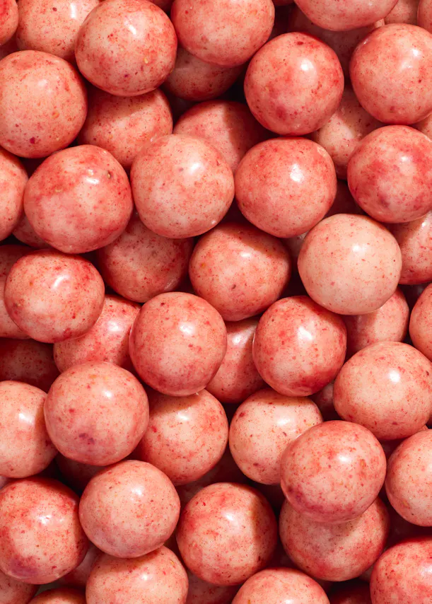 un tas de pommes de terre roses empilées les unes sur les autres