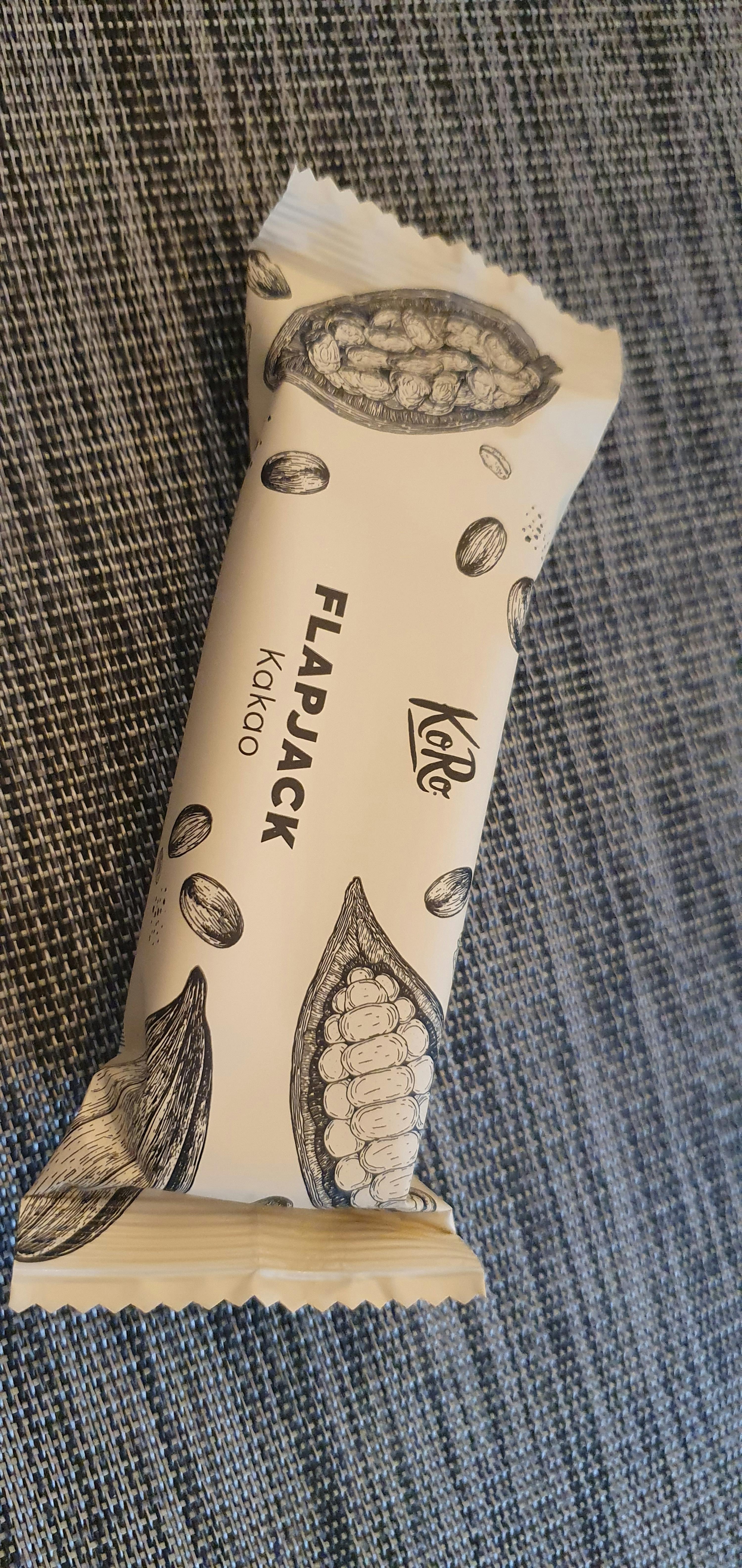 un paquet de flapjack kakao posé sur une surface bleue