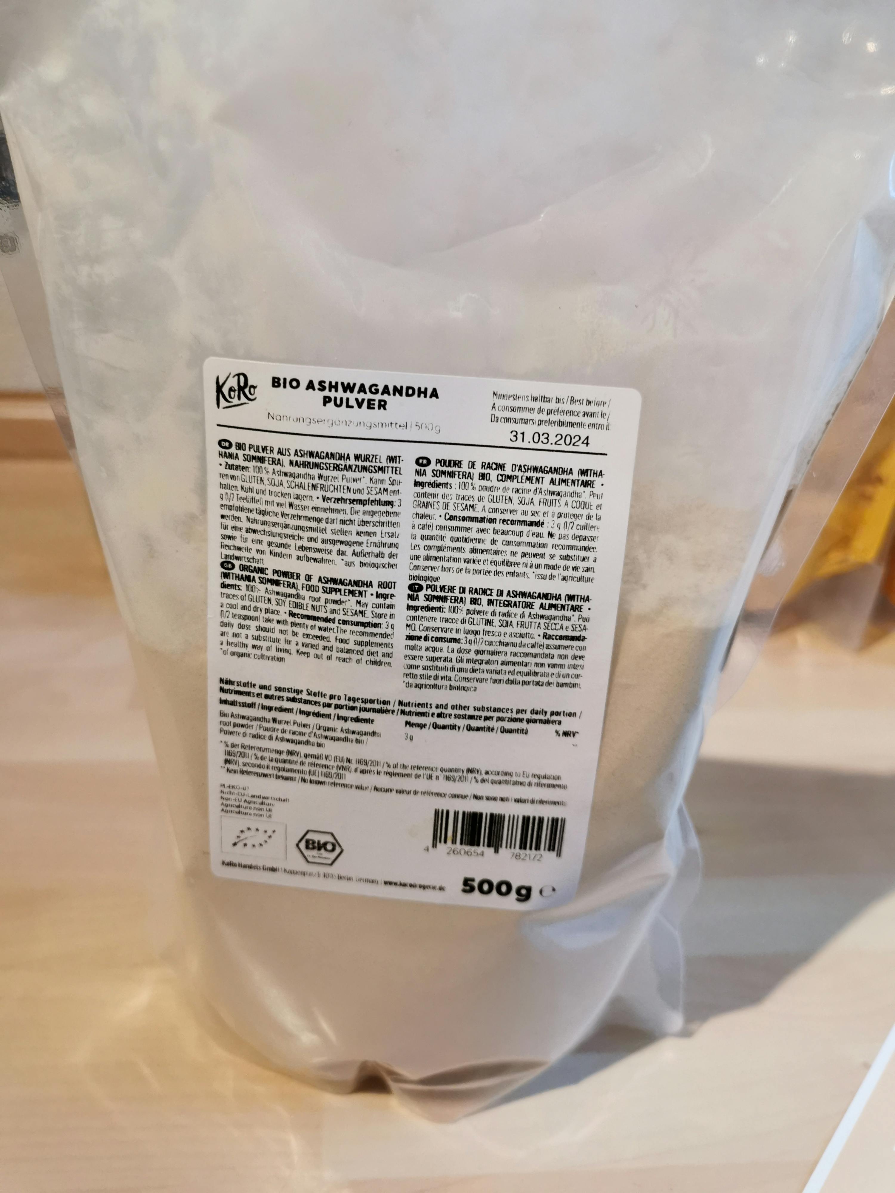 un sacchetto di bio ashwagandha è seduto su un tavolo