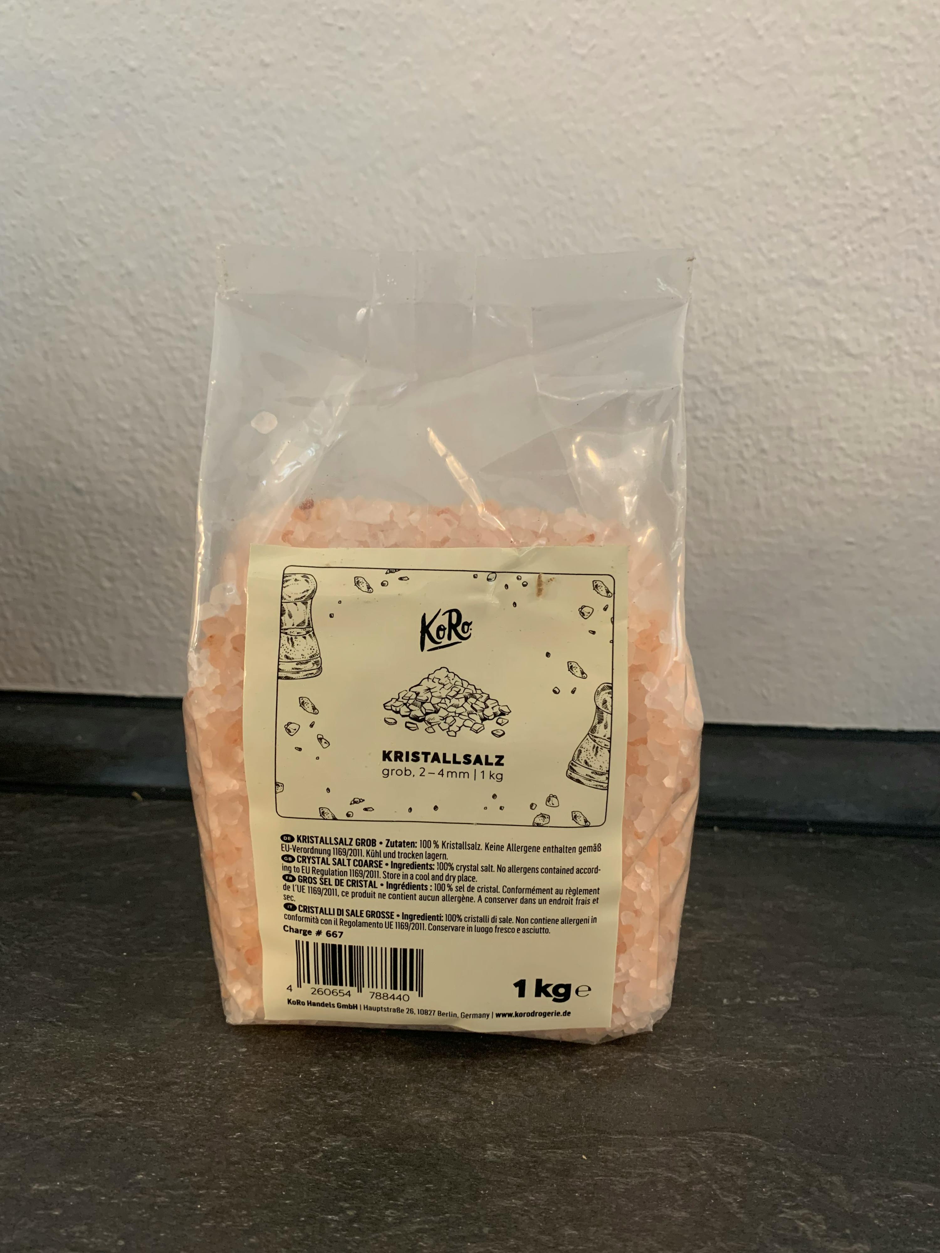 eine Plastiktüte mit kristallsalz steht auf einem Tisch