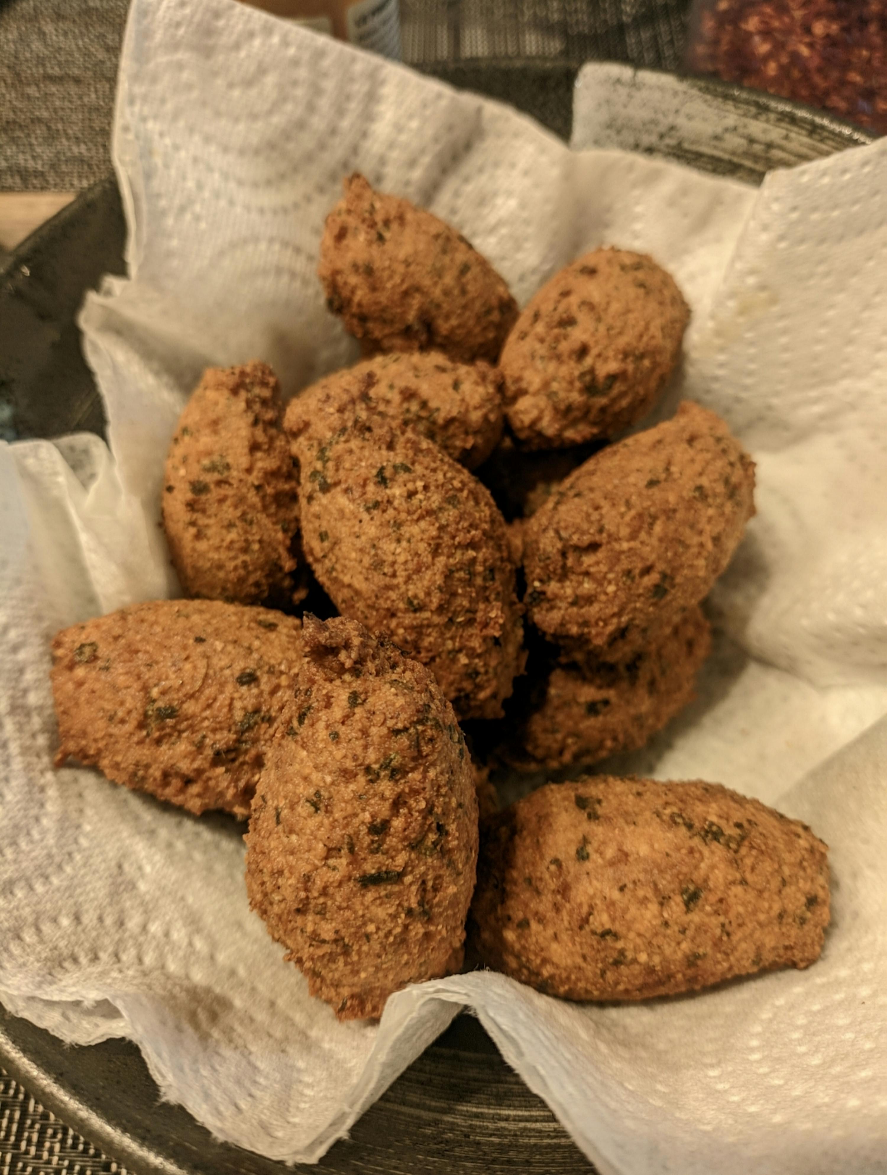 ein Korb mit braunen Bällchen liegt auf einem Papiertuch