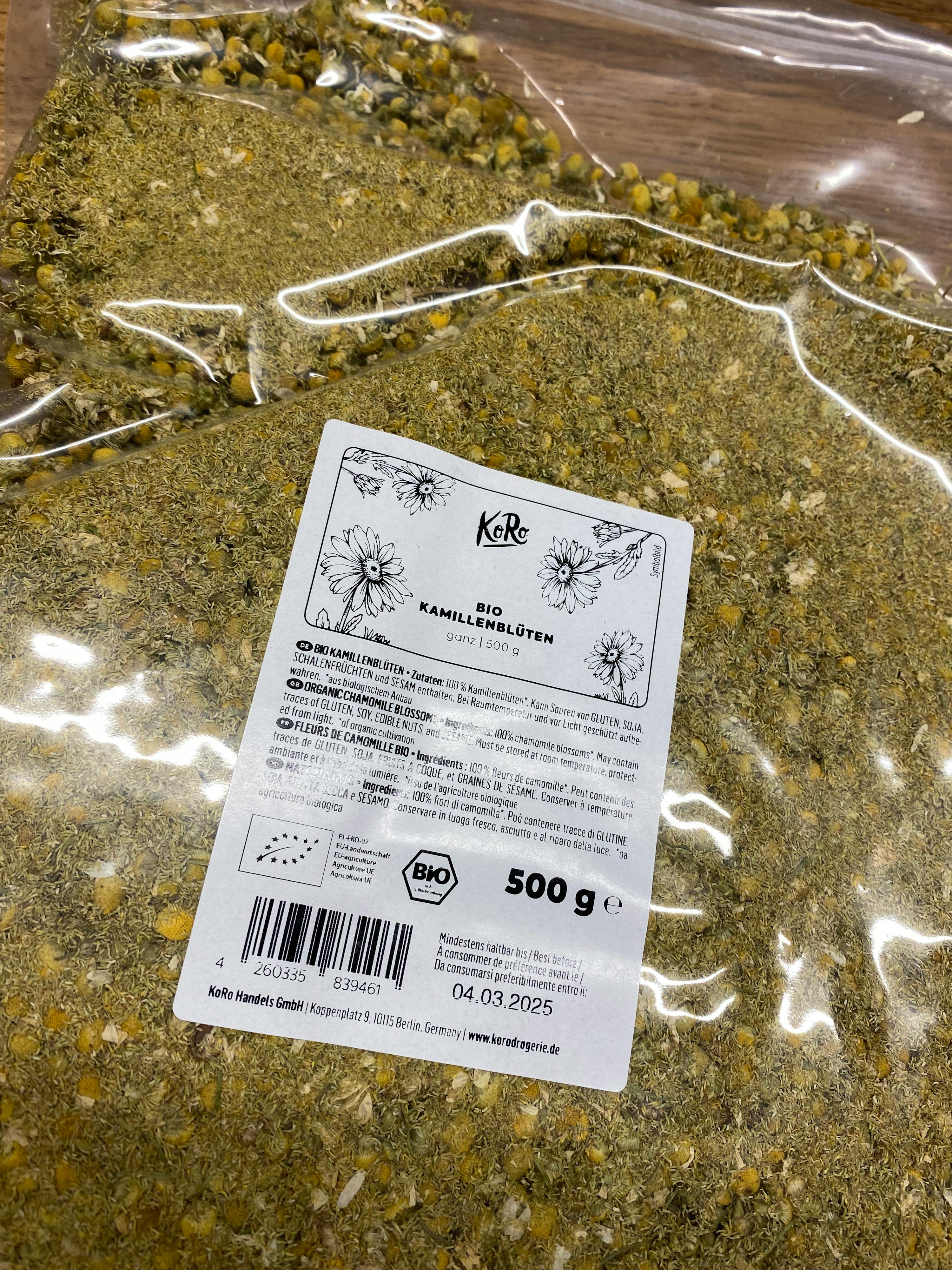 eine verpackte 500 g Bio-Kalium-Pulver steht auf einem Holztisch