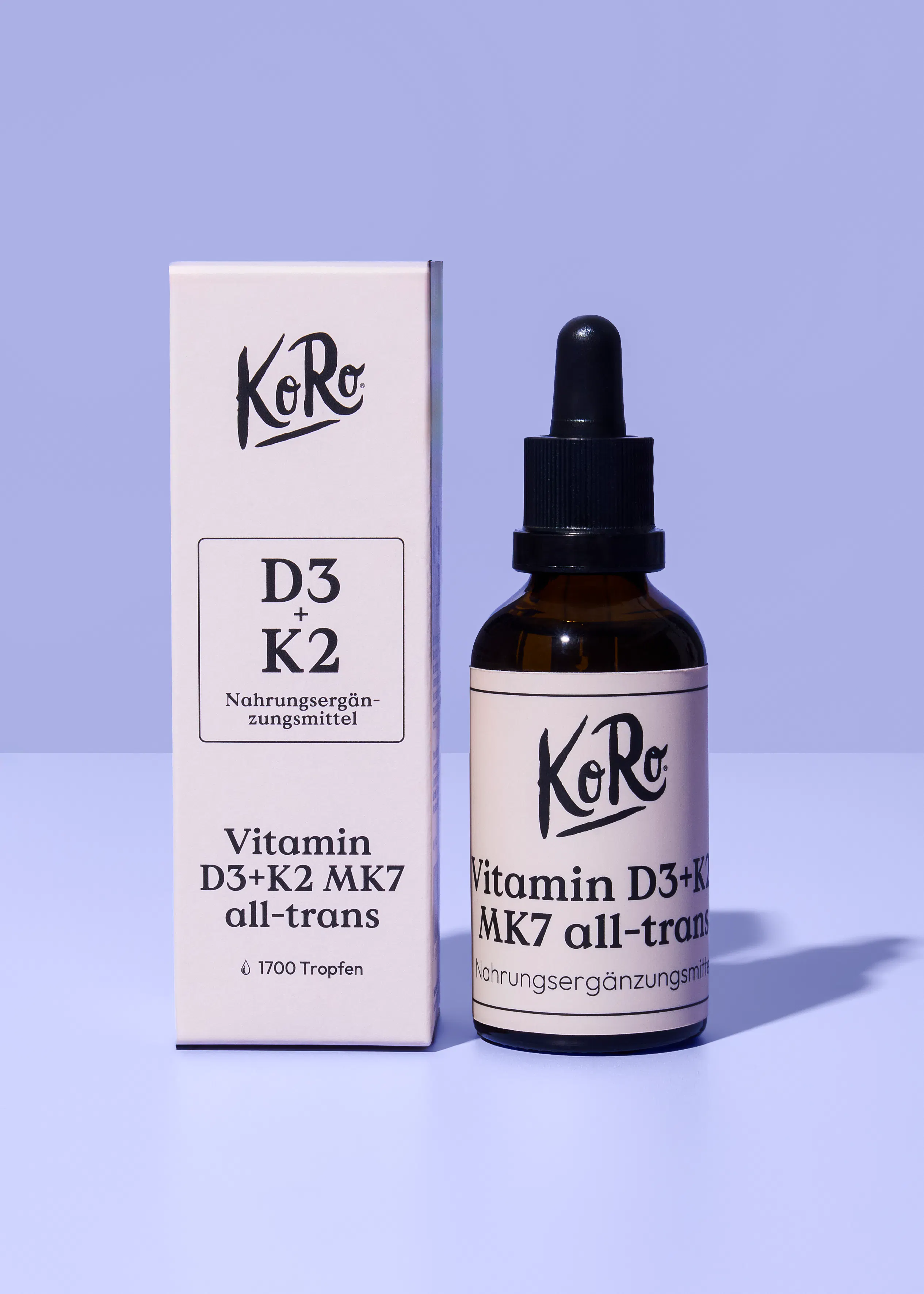 eine packung und eine flasche des nahrungsergänzungsmittels koro vitamin d3+k2 mk7 all-trans.
