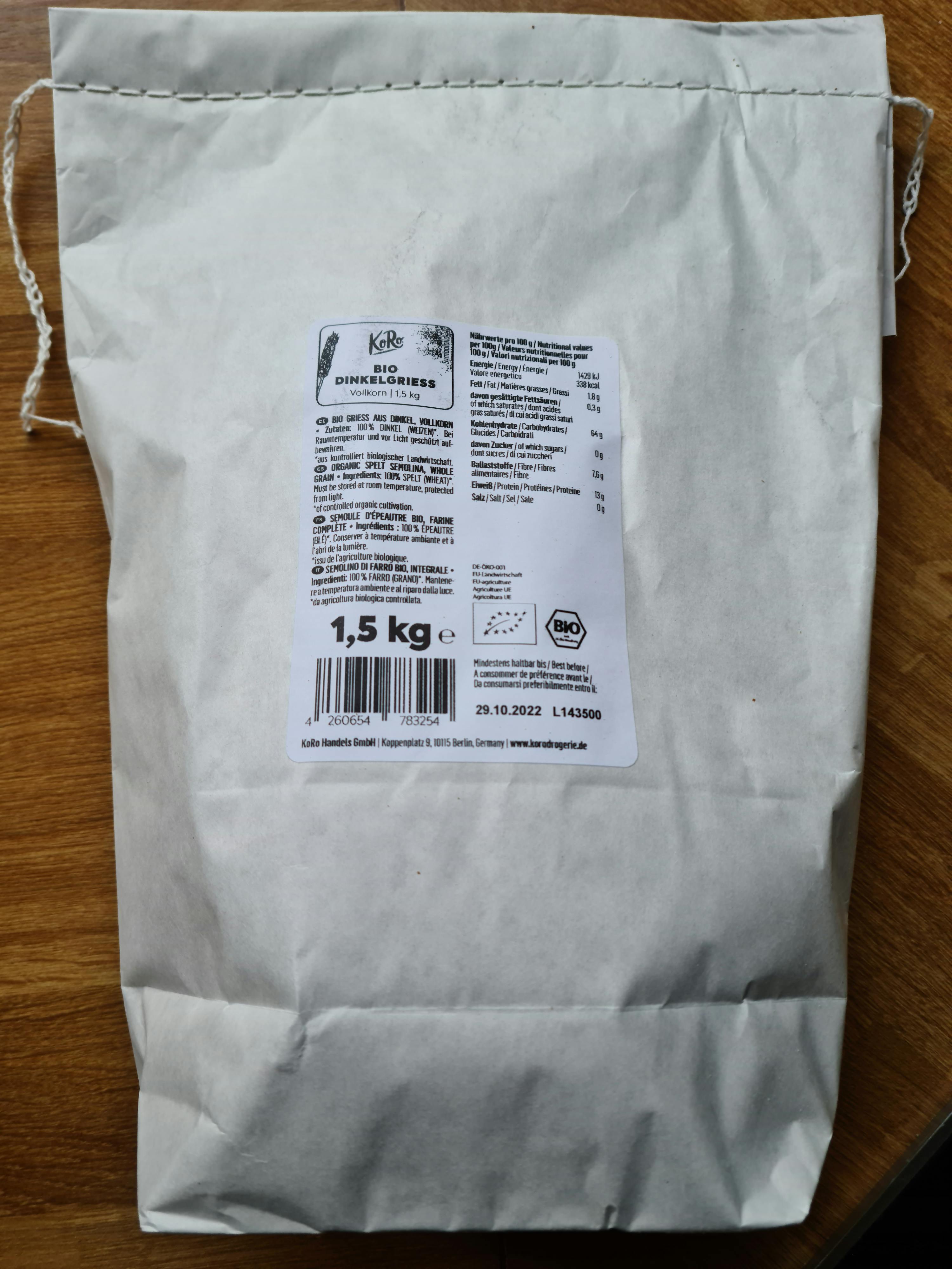 un sac en papier blanc avec une étiquette de 1,5 kg sur une table en bois