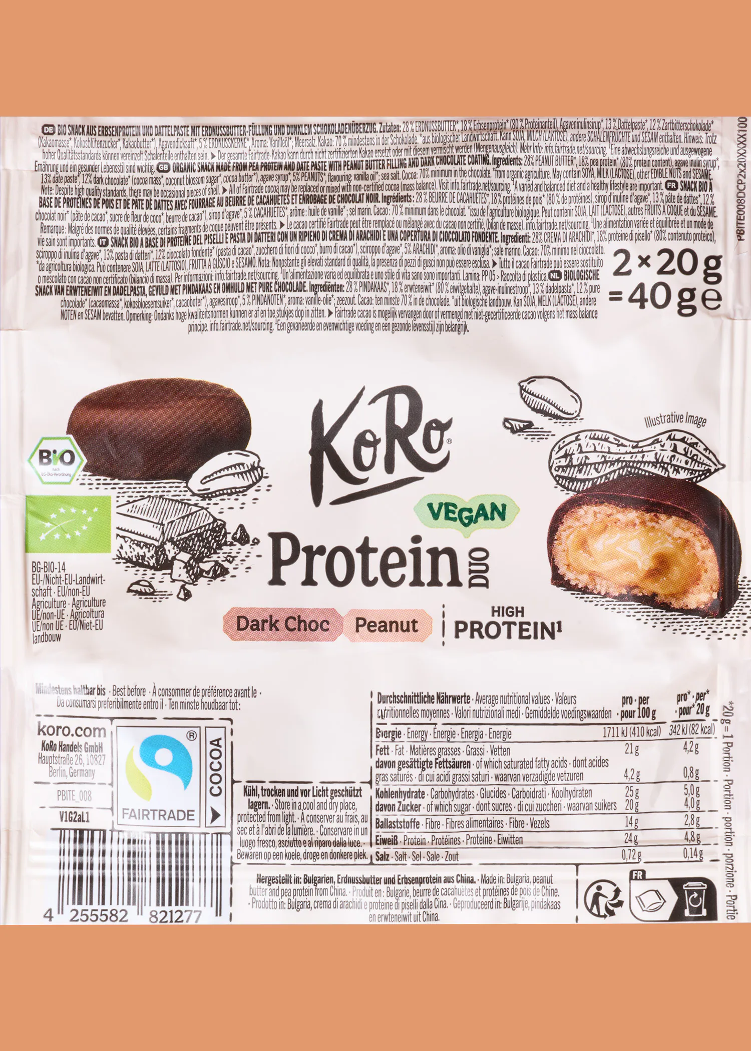 confezione di snack proteico koro al gusto cioccolato fondente e arachidi con informazioni nutrizionali e certificazione fairtrade.