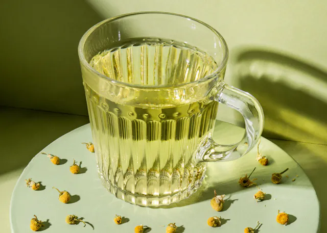 eine Glastasse mit einer gelben Flüssigkeit darin