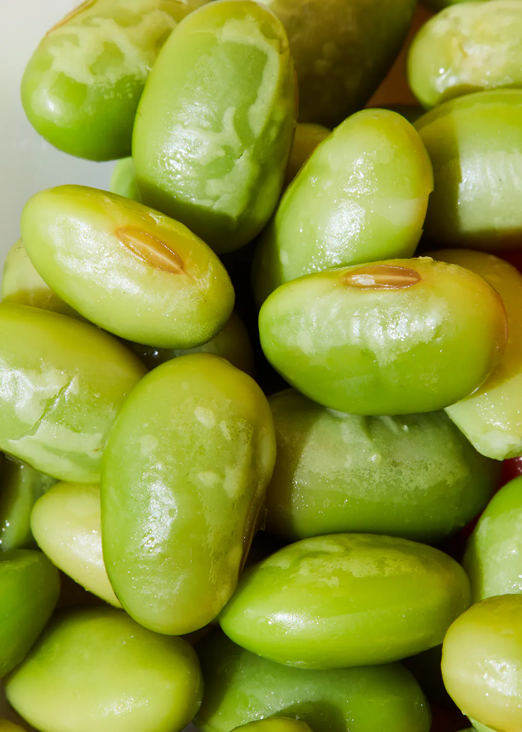 a close up of a pile of green beans
