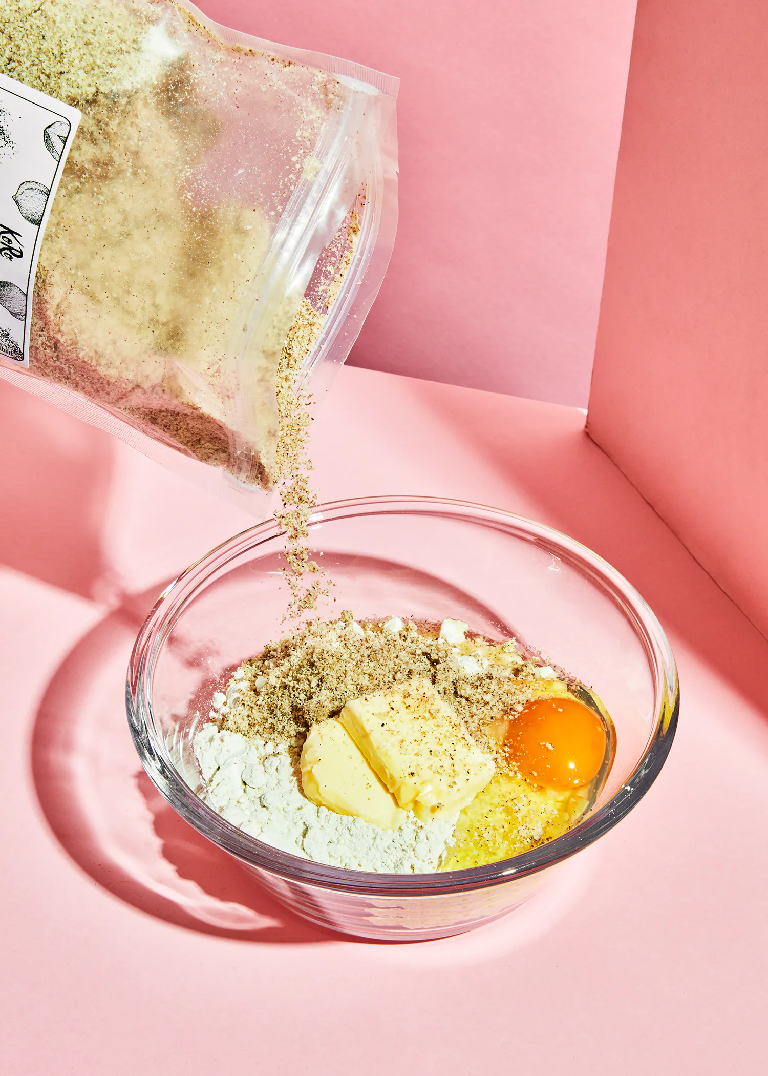 un bol en verre rempli de farine , beurre et oeufs