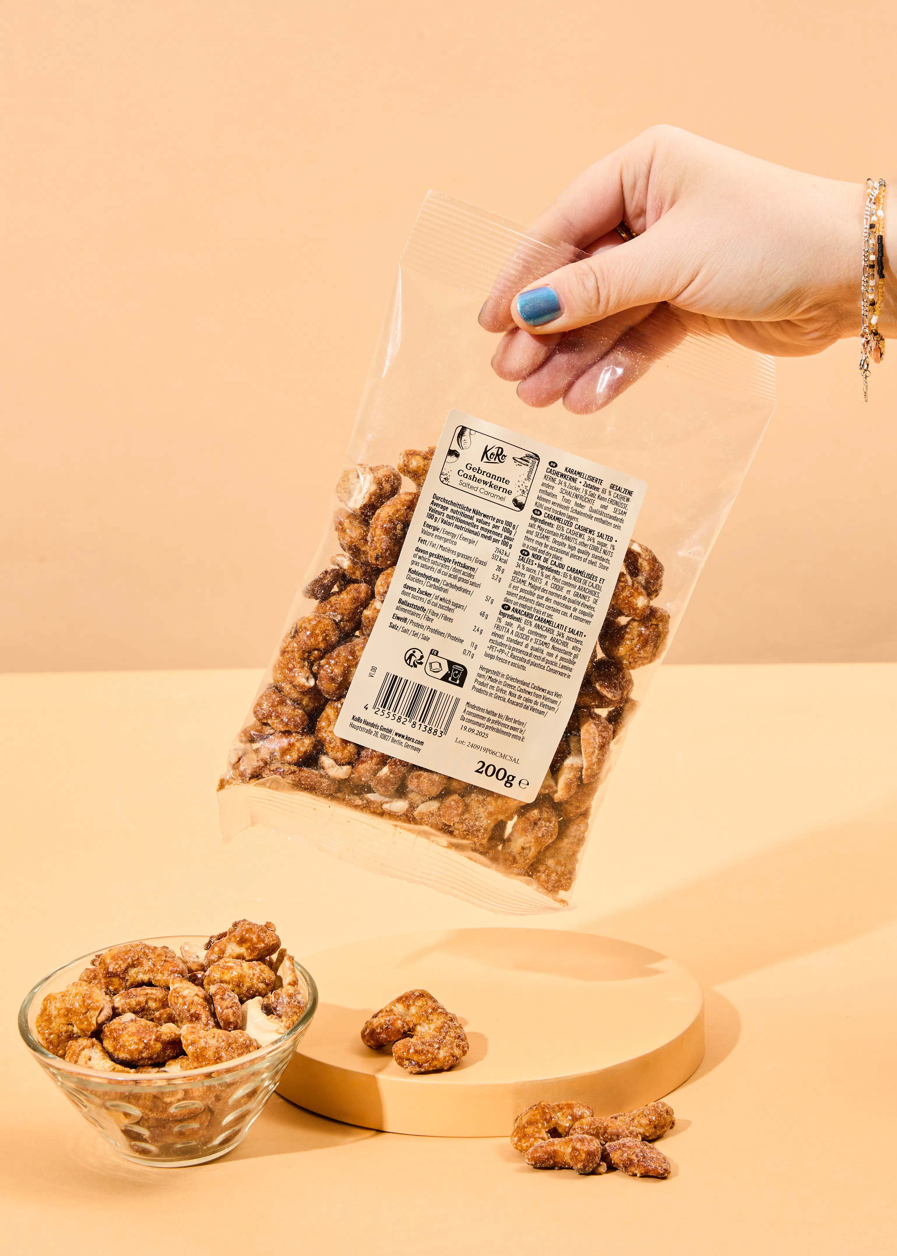 une personne tient un sac de noix avec une étiquette blanche