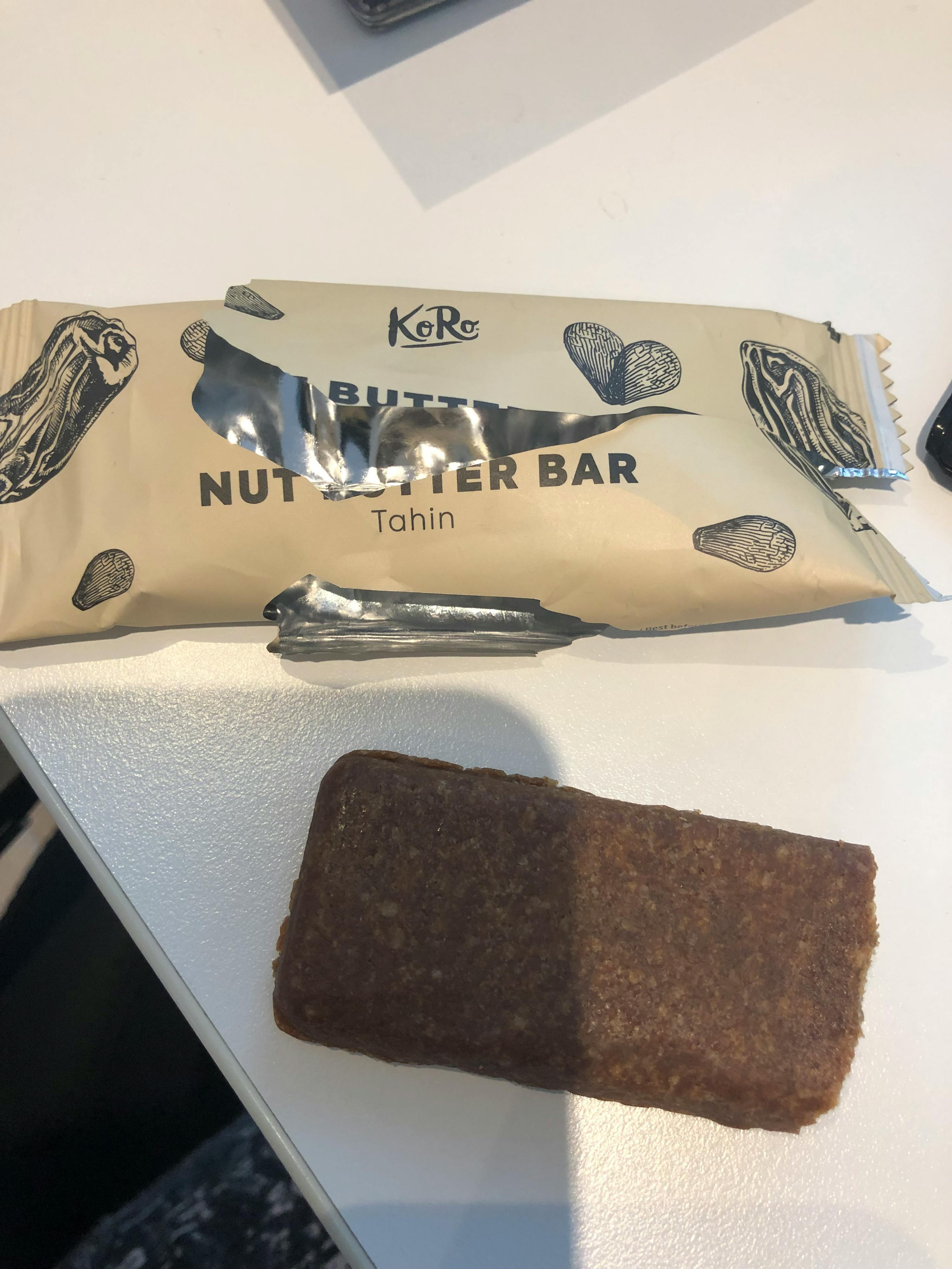 eine Nussbutter-Bar liegt auf einem Tisch neben einem anderen Nussbutter-Bar
