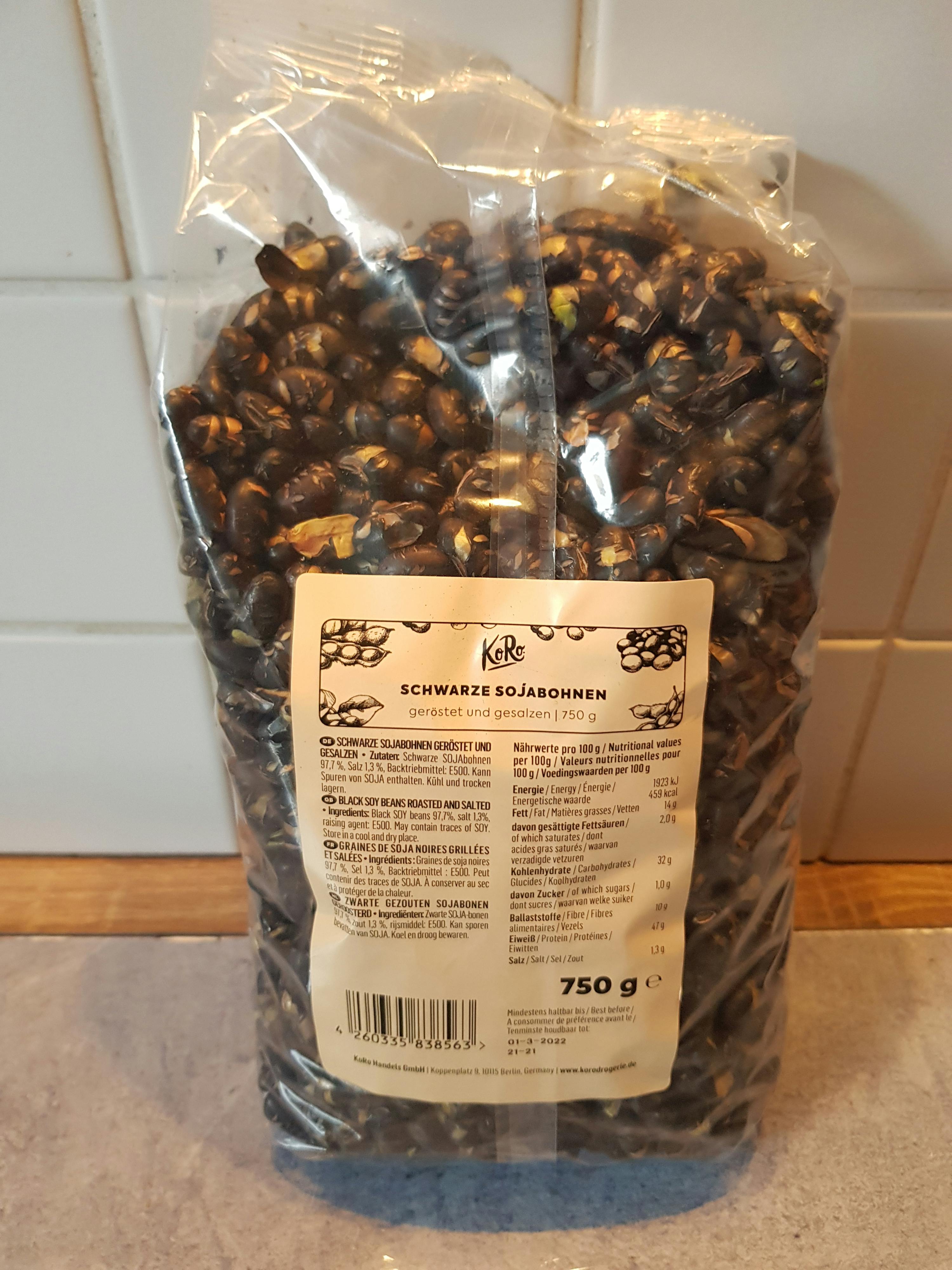 eine Tüte schwarze Sojabohnen steht auf einem Küchentisch