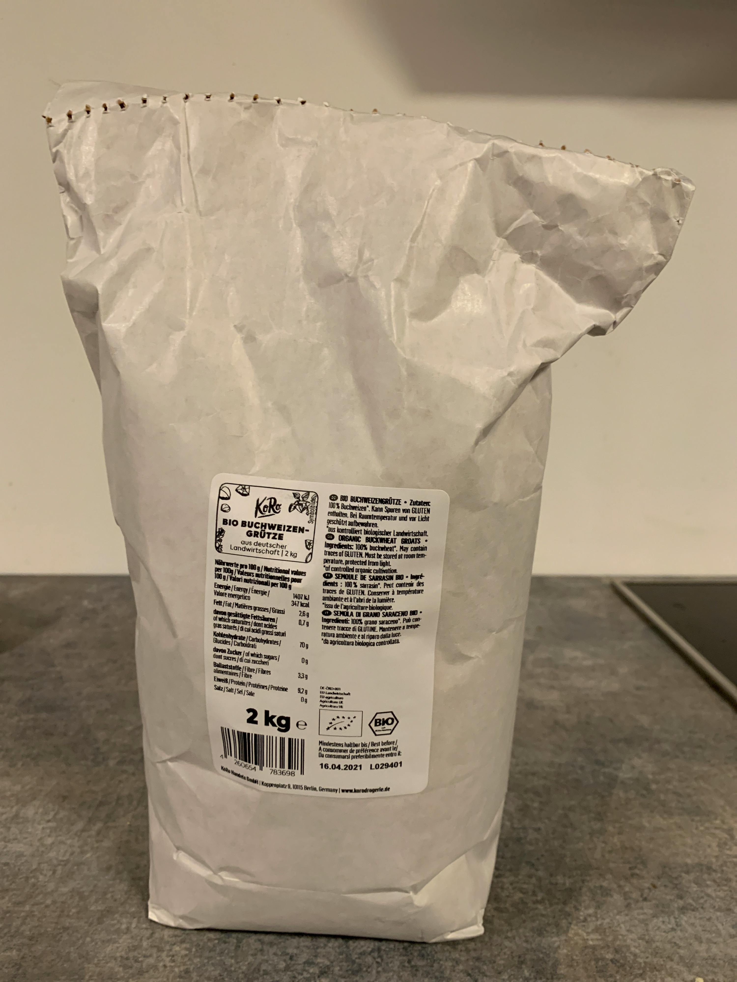 un sac de farine de 2 kg est posé sur un comptoir