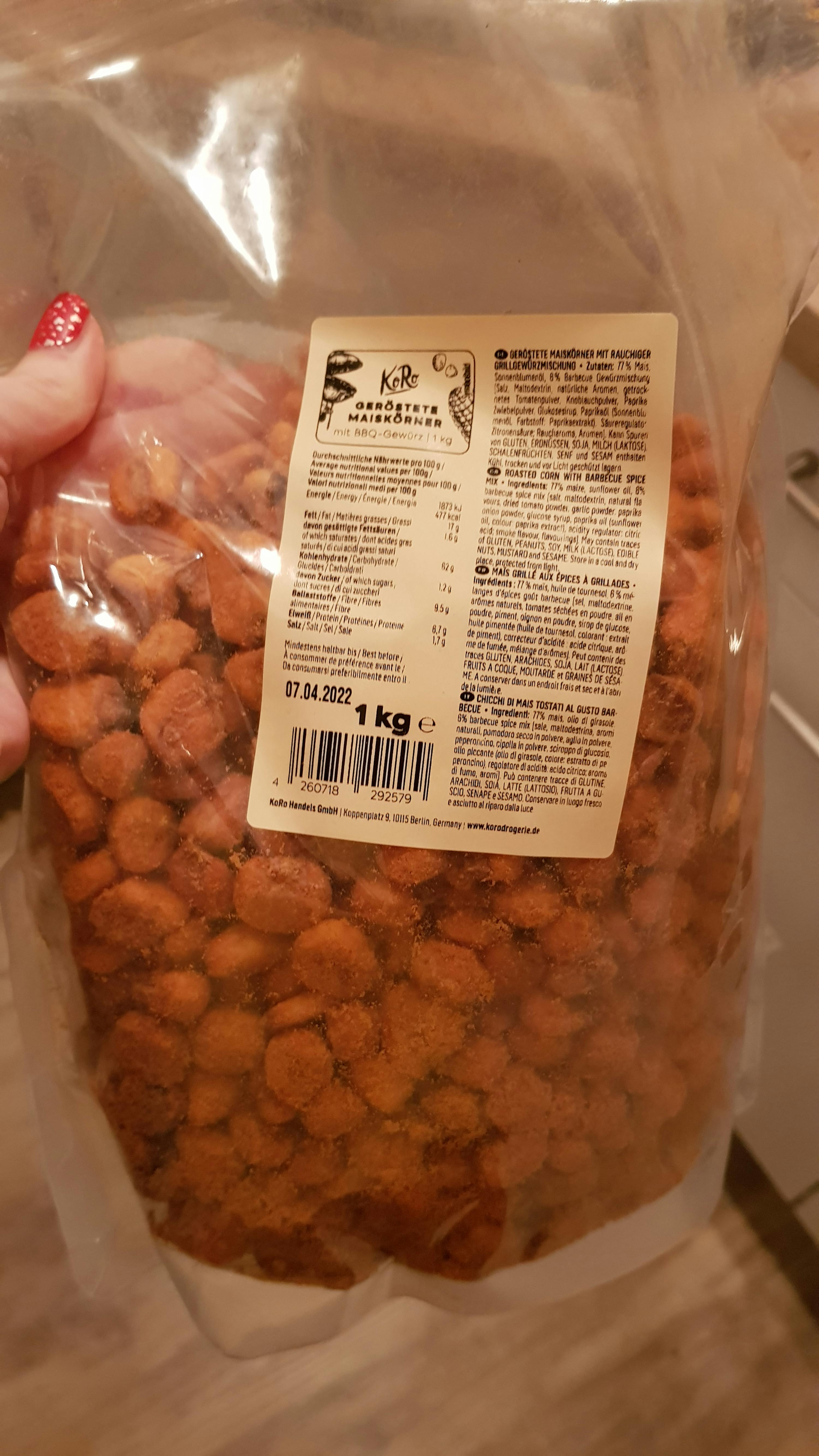 une personne tient un sac d' amandes avec une étiquette sur le dos