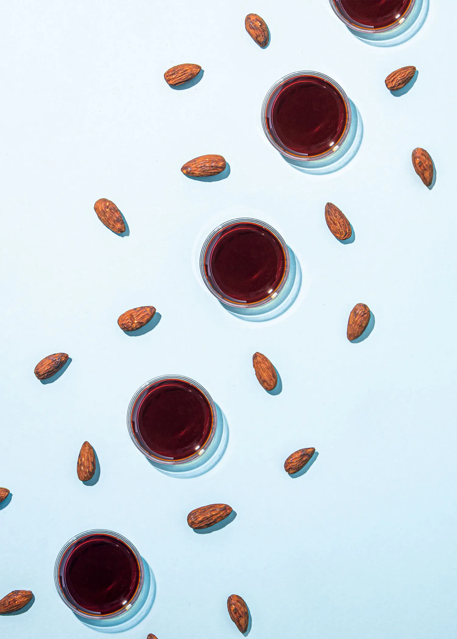 des tasses de sirop et des amandes sur un fond bleu