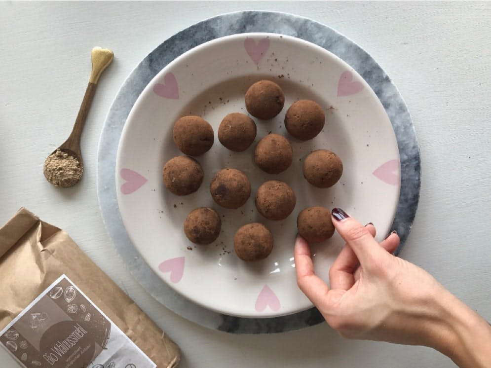 Walnut-cocoa protein balls