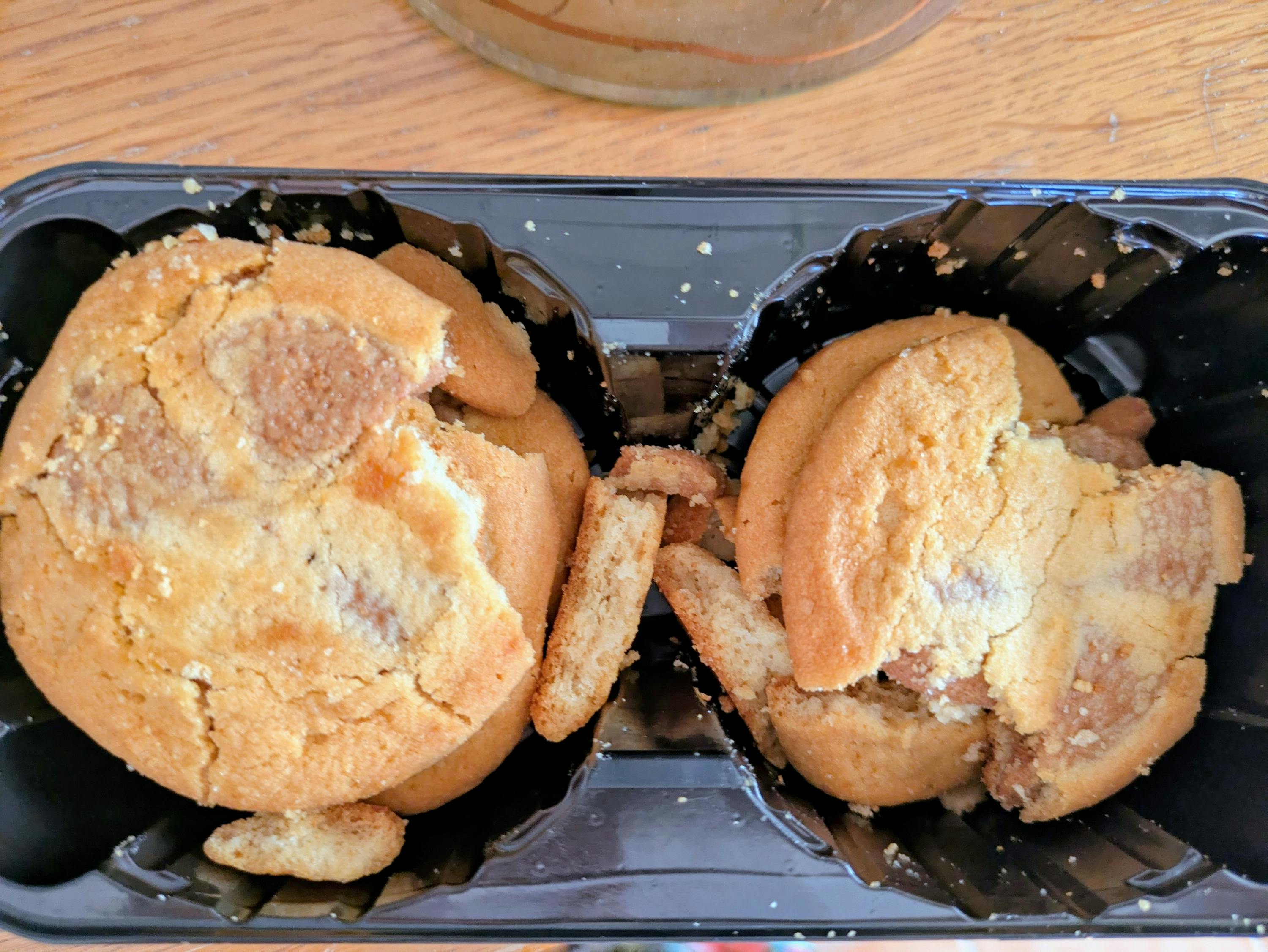 due biscotti in una scatola di plastica sono rotti