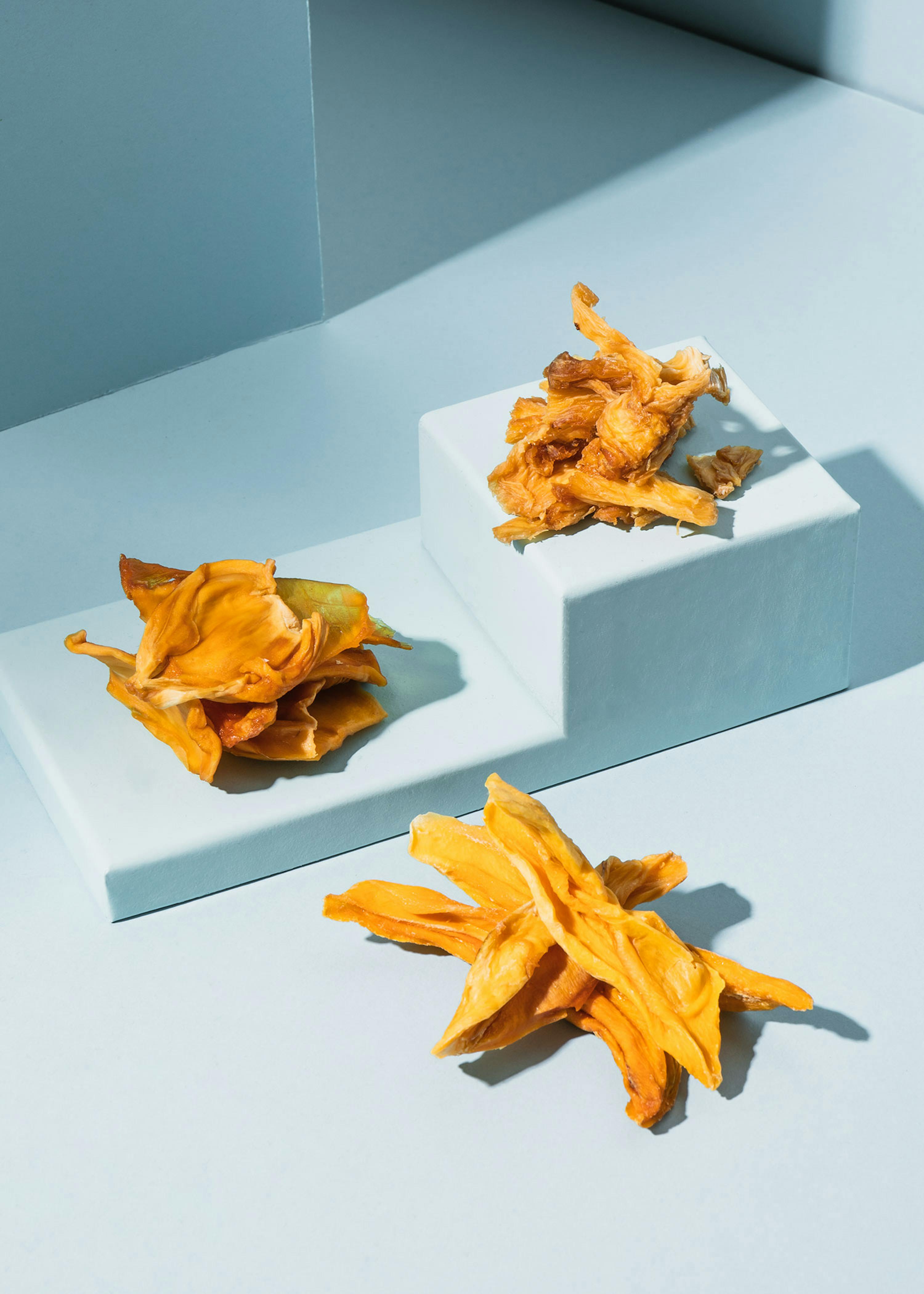 un tas de frites est assis à côté d' un tas de frites séchées