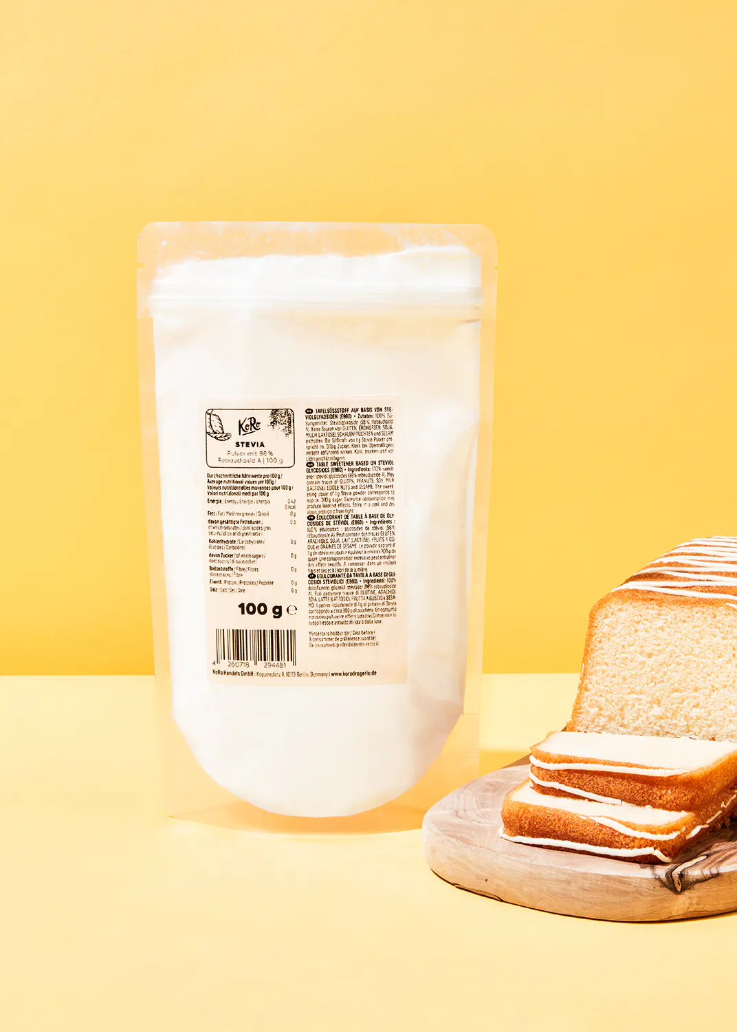 eine weiße Plastiktüte steht neben einem Stück Brot