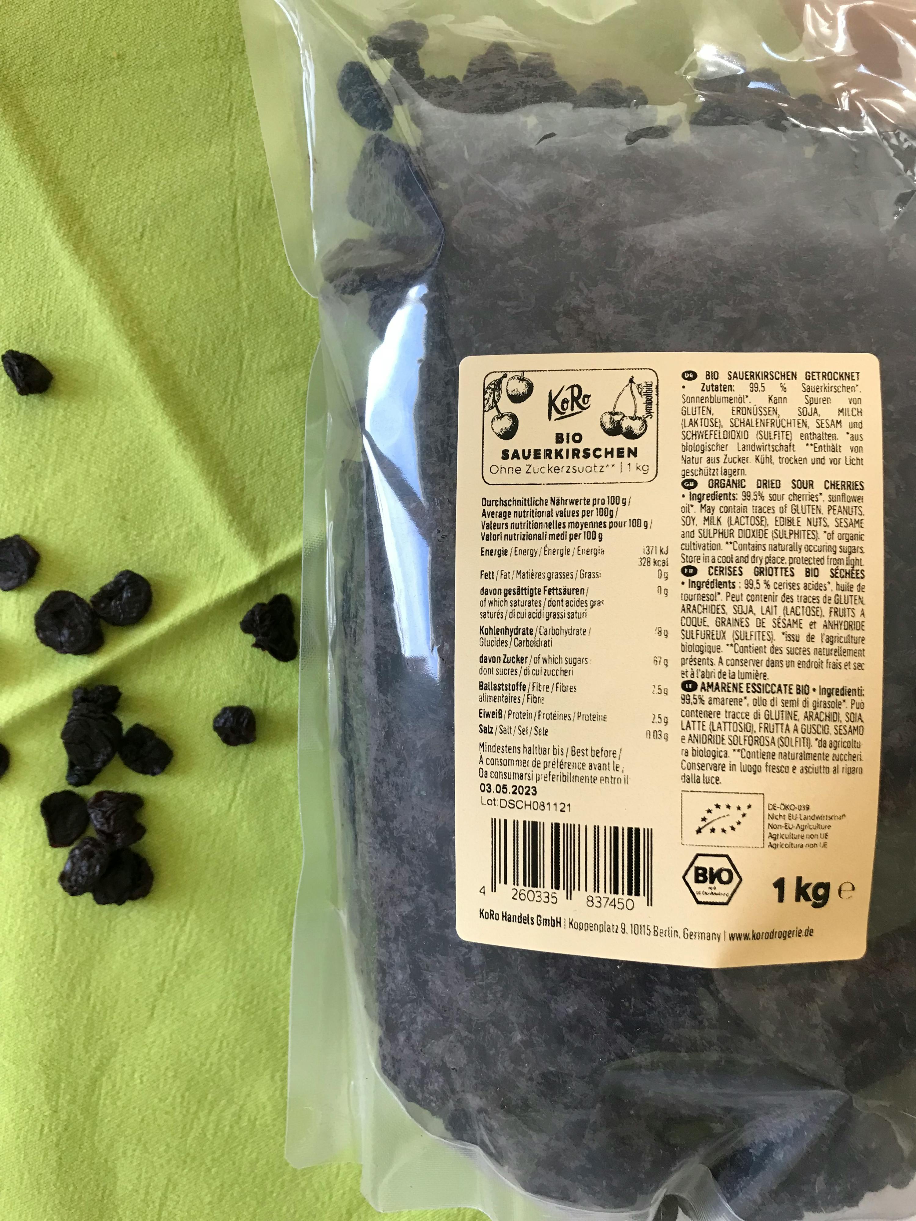 un sac de raisins secs avec une étiquette bio