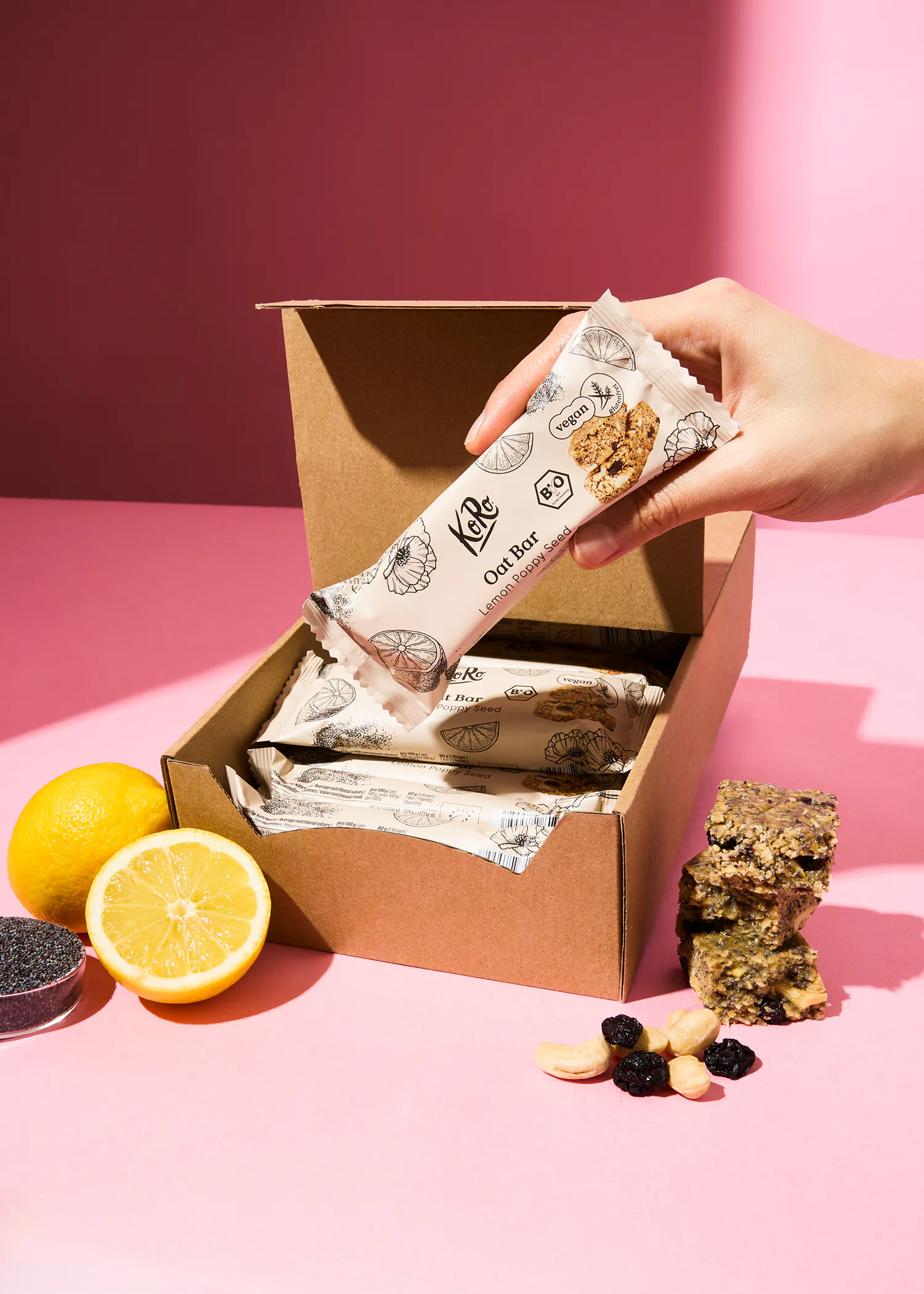 eine Person hält einen Oat-Bar in der Hand