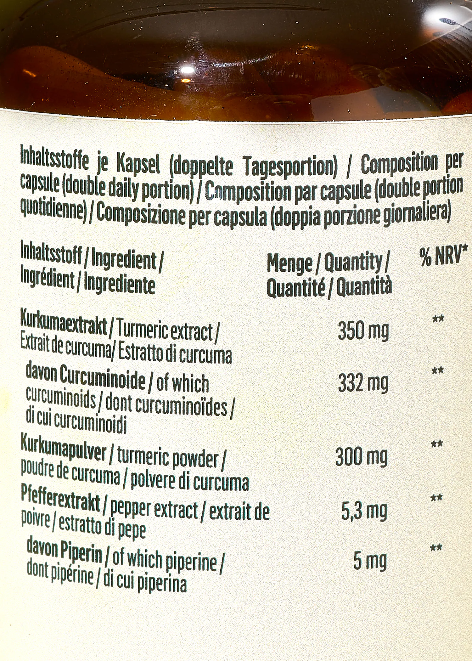 l' arrière d' une bouteille de curcuma avec un tableau de composition