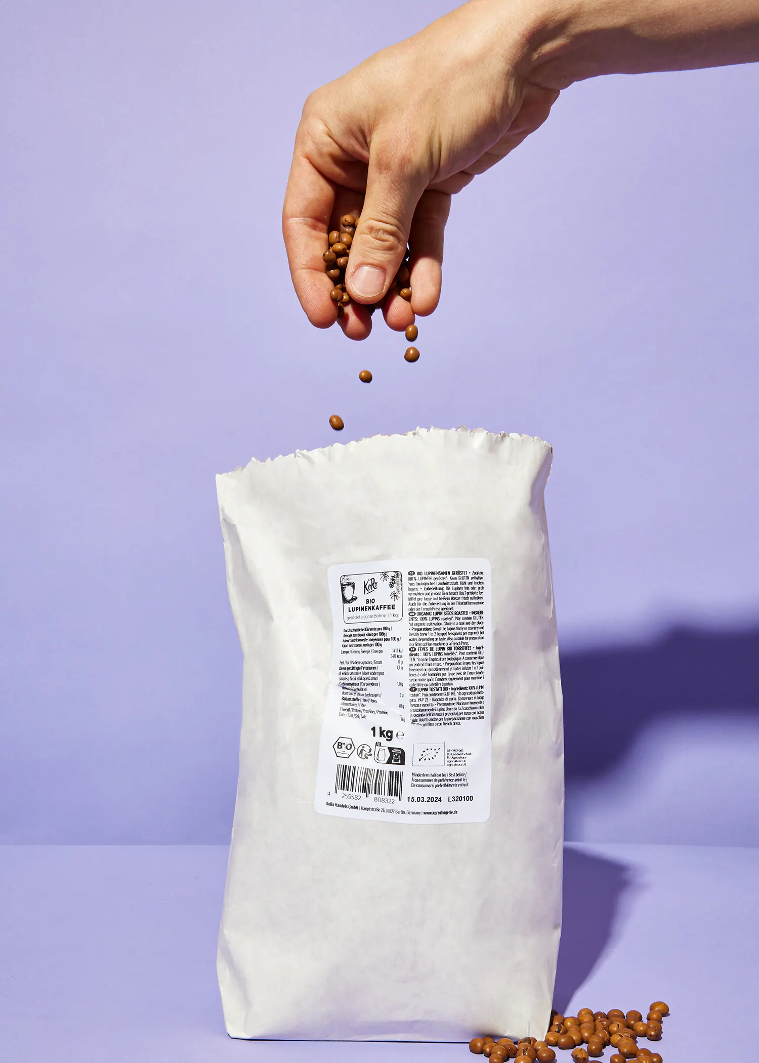 una persona vierte granos de café de una bolsa de 1 kg