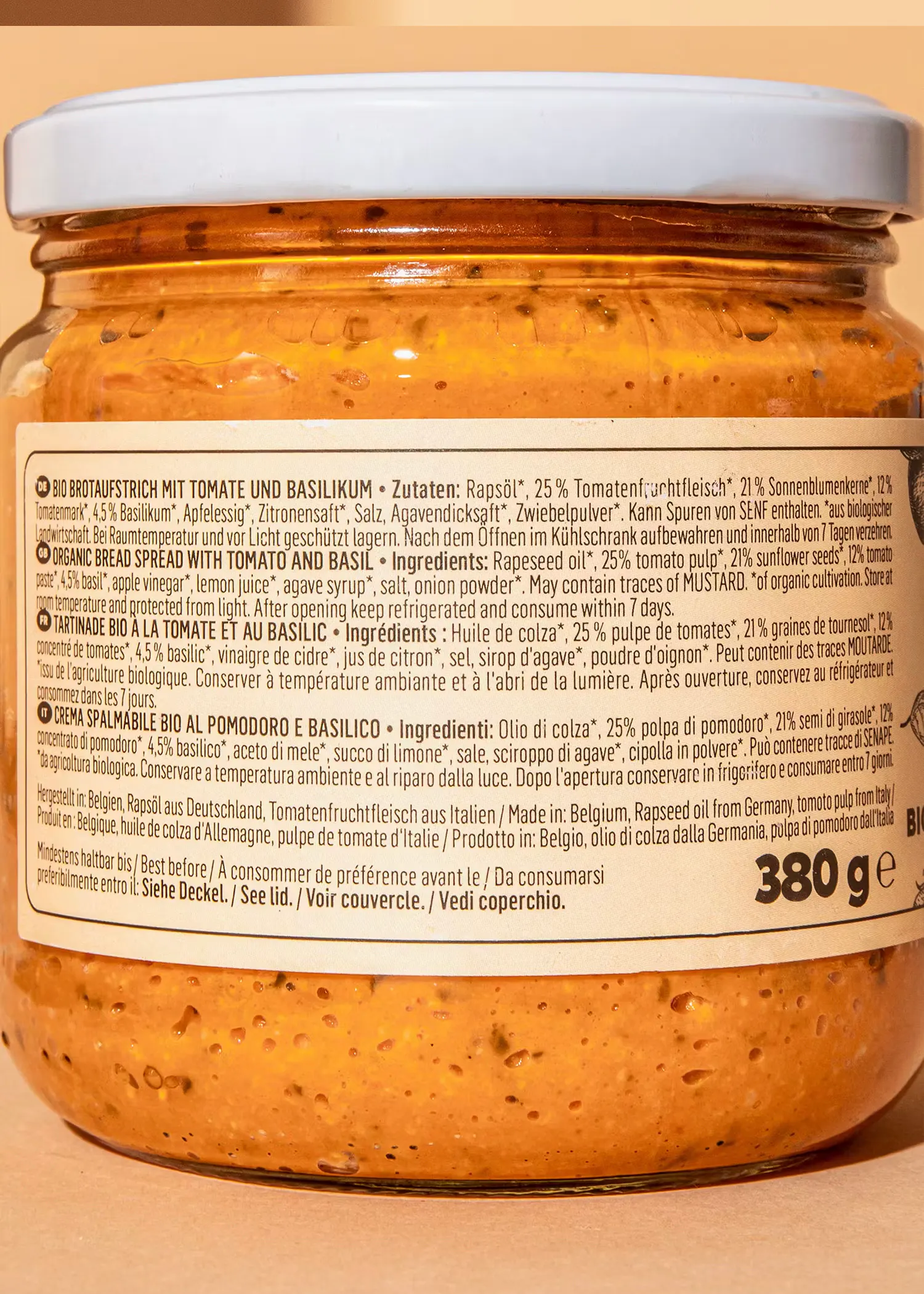 l' arrière d' un bocal de tomates et de basilic avec 380 g d' ingrédients