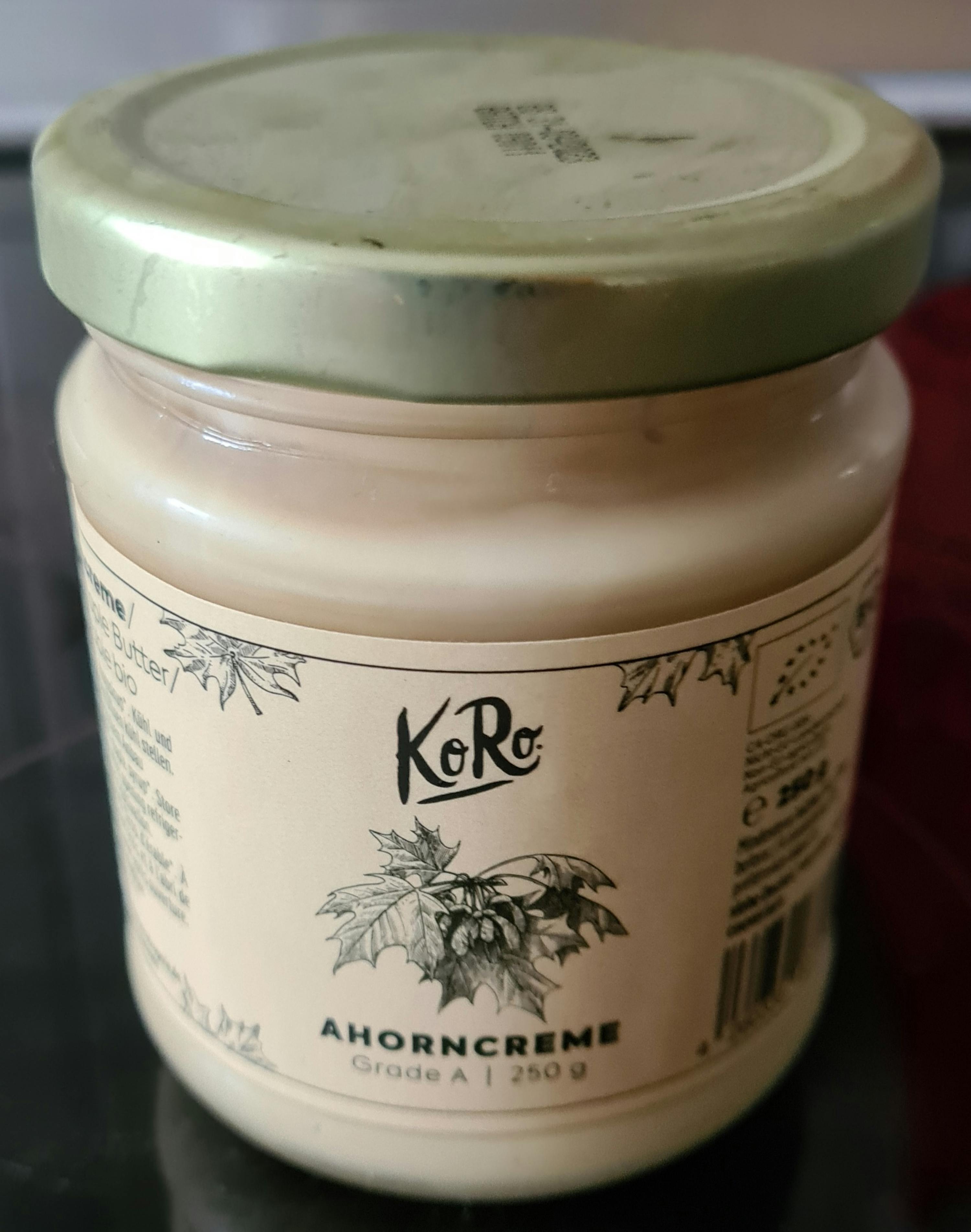 ein Glas ahorncreme mit einem goldenen Deckel